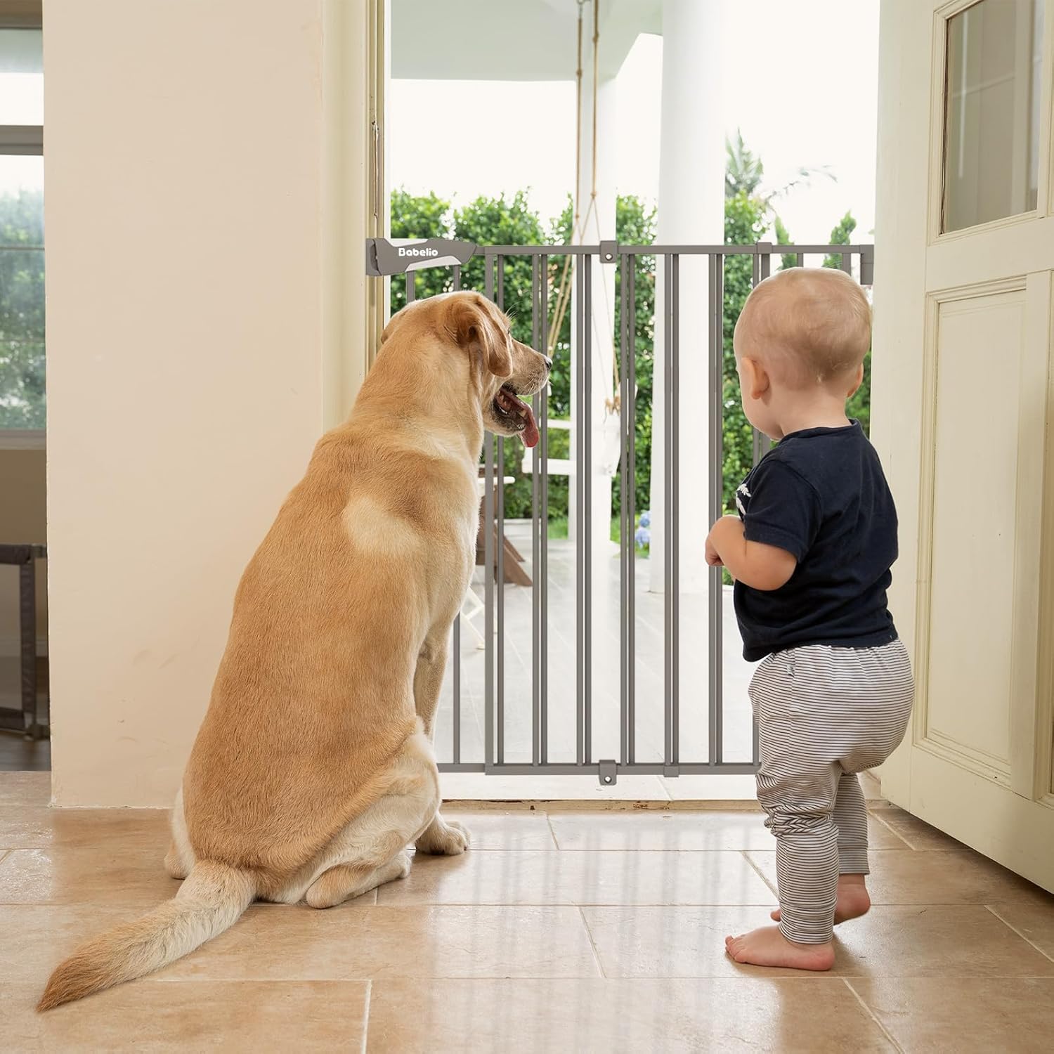 Babelio Puerta extra alta para bebéperro de 34 pulgadas con diseño sin umbral, puerta de seguridad de cierre automático de 26-43 pulgadas para