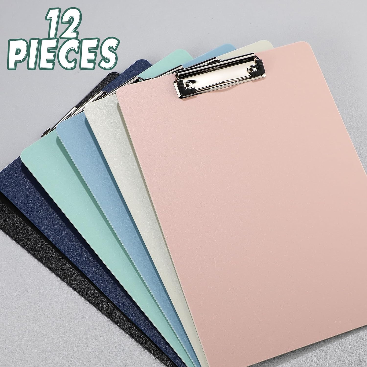 Outus 12 portapapeles de plástico a granel de 8.82 x 6.06 pulgadas, tablero de plástico de colores surtidos, portapapeles de oficina con clip de