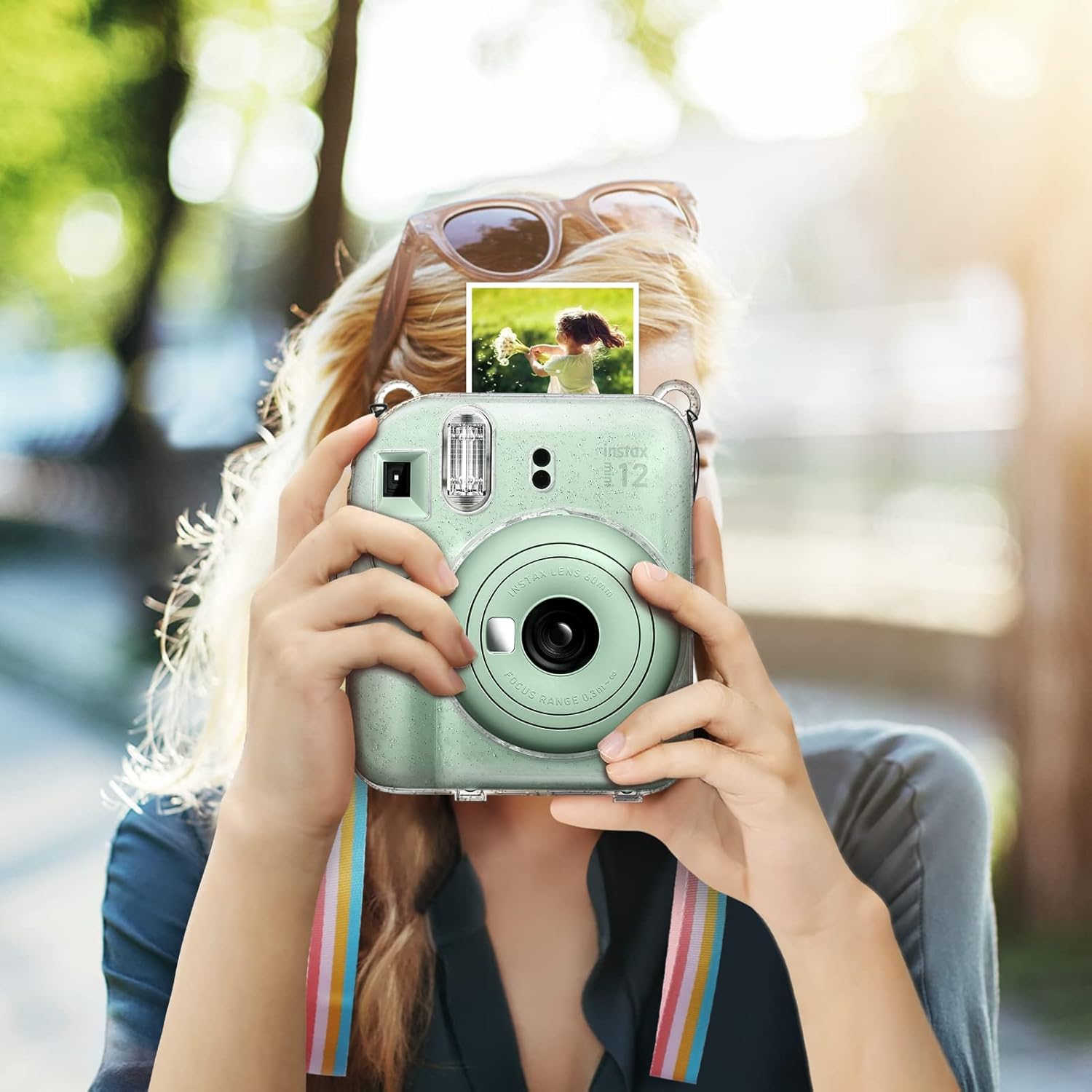 Fintie Funda protectora transparente para cámara instantánea Fujifilm Instax Mini 12  Carcasa rígida de cristal con bolsillo de película mejorado