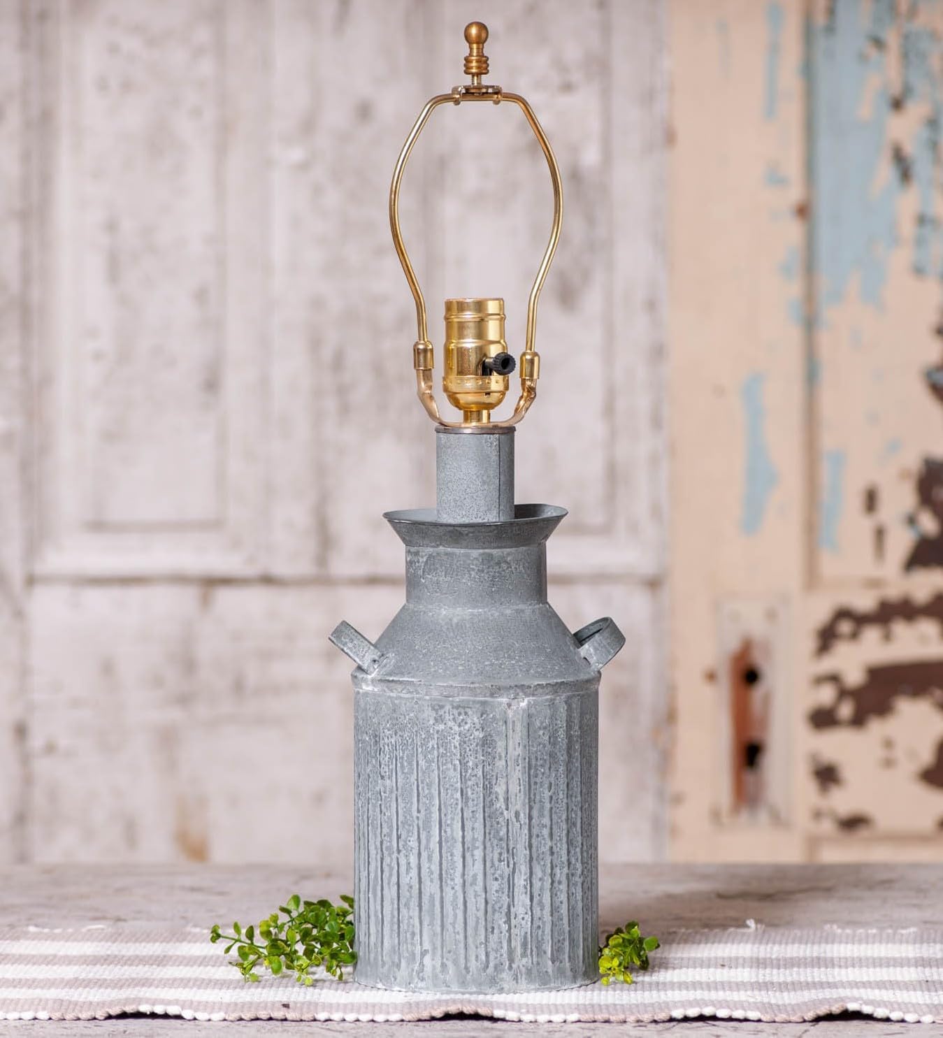 Irvins Country Tinware Base de lámpara para jarra de leche en zinc desgastado
