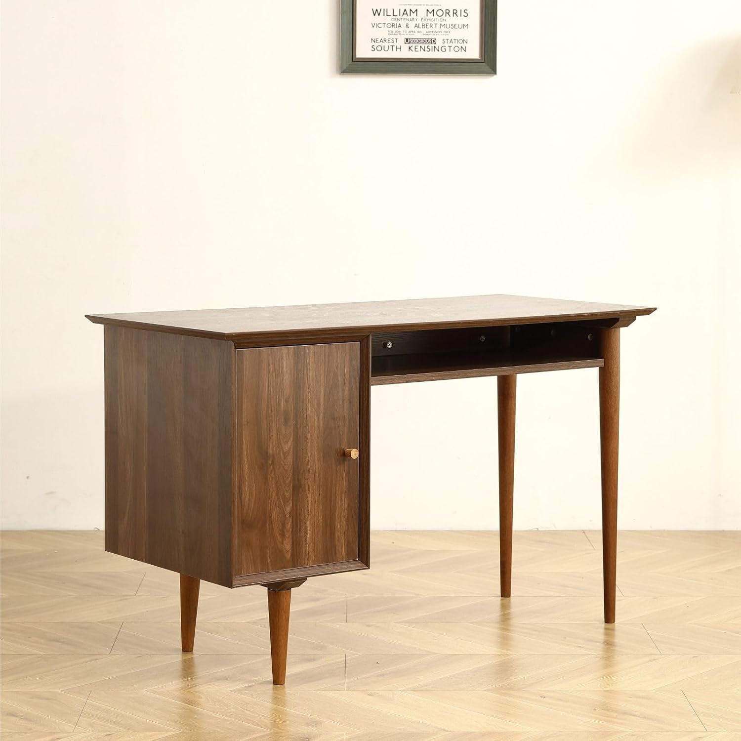FRITHJILL Escritorio pequeño de 47.24 pulgadas con acabado moderno de nogal y patas de madera maciza, ideal para uso doméstico y oficina
