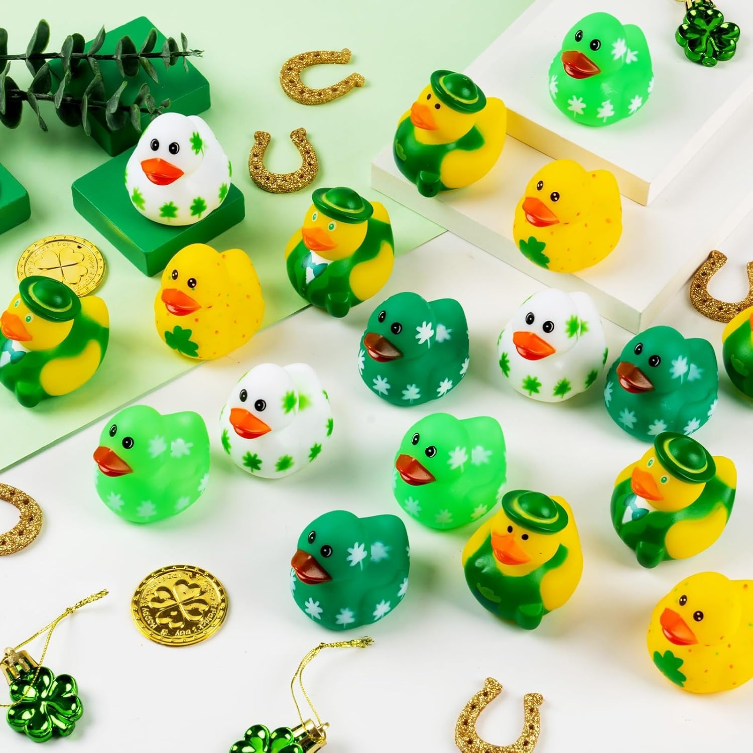 18 patos de goma para el día de San Patricio, 6 estilos, mini patos de goma verdes, trébol irlandés, divertidos juguetes de baño para niños,