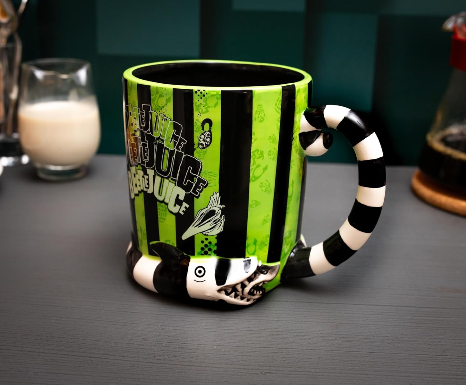 Silver Buffalo Beetlejuice – Taza de cerámica esculpida en 3D con diseño de rayas y nombres en caja, 24 onzas