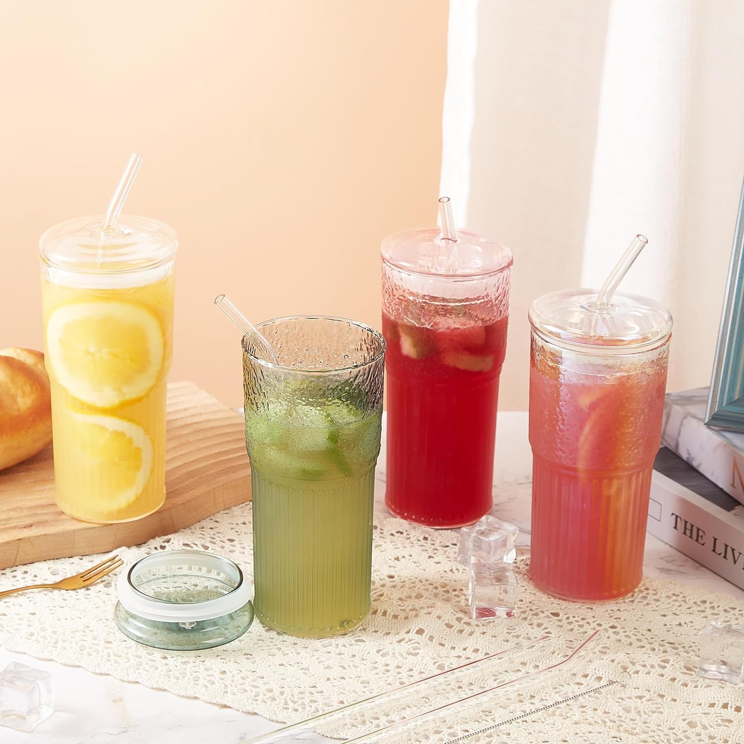 GOSCHE Vasos de vidrio con pajitas y tapas, 2 unidades, vasos de vidrio de 20 onzas, tazas de café helado transparentes, cristalería ondulada