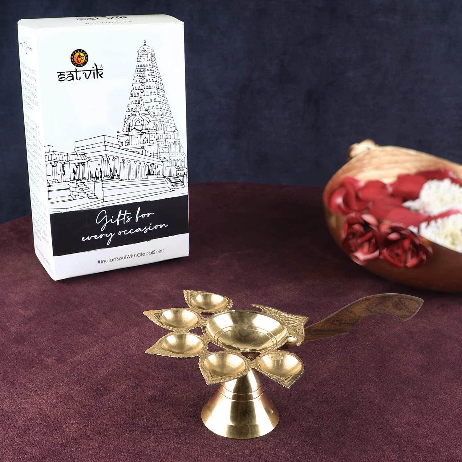 SATVIK Panch de latón Aarti Diya con mango de madera Decoración Soporte de luz de té Latón Jyot Dia Lámpara de aceite de mano Lámpara Puja Kutthu