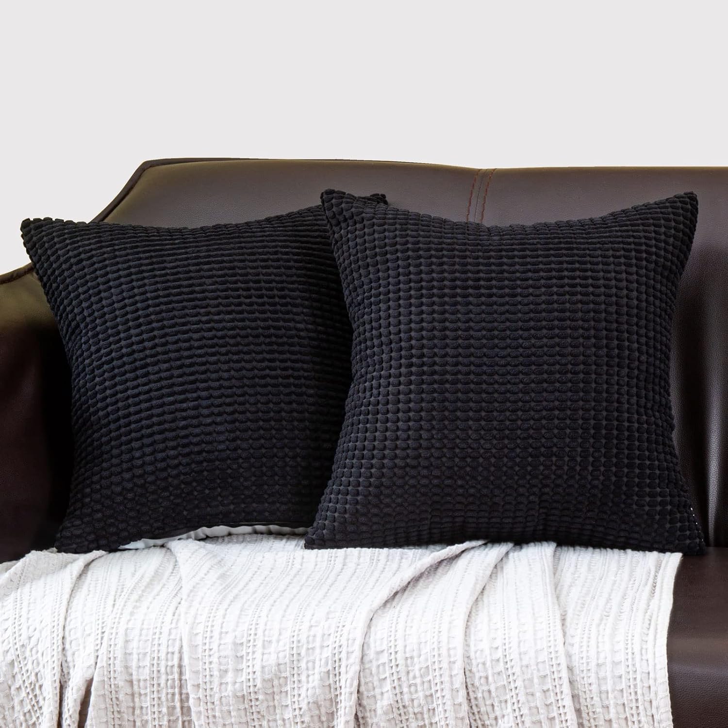 Ikuoic Juego de 2 fundas de almohada decorativas negras de 20 x 20 pulgadas, fundas de cojín cuadradas, tela de pana suave y acogedora a rayas,