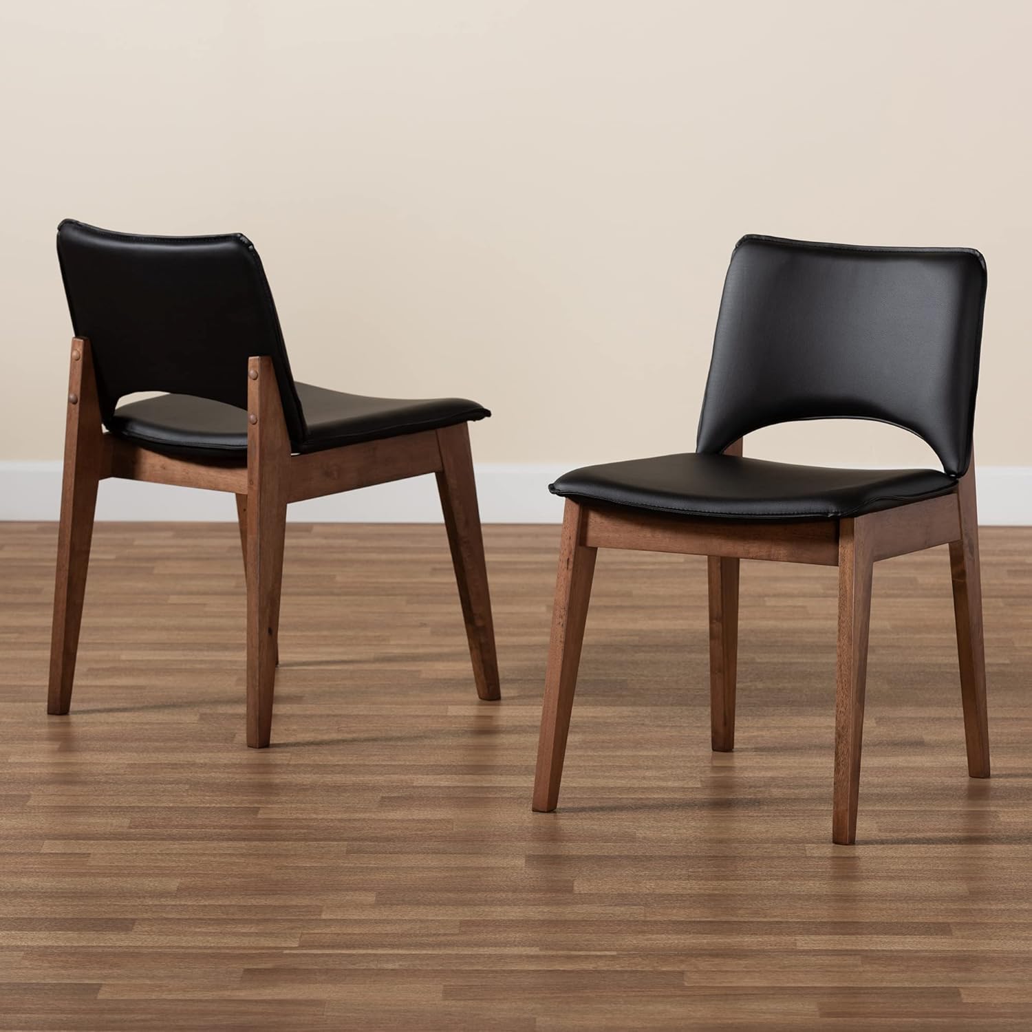 Baxton Studio Afton – Juego de sillas de comedor de 2 piezas tapizadas de piel sintética negra y acabado marrón nogal, juego de sillas de comedor