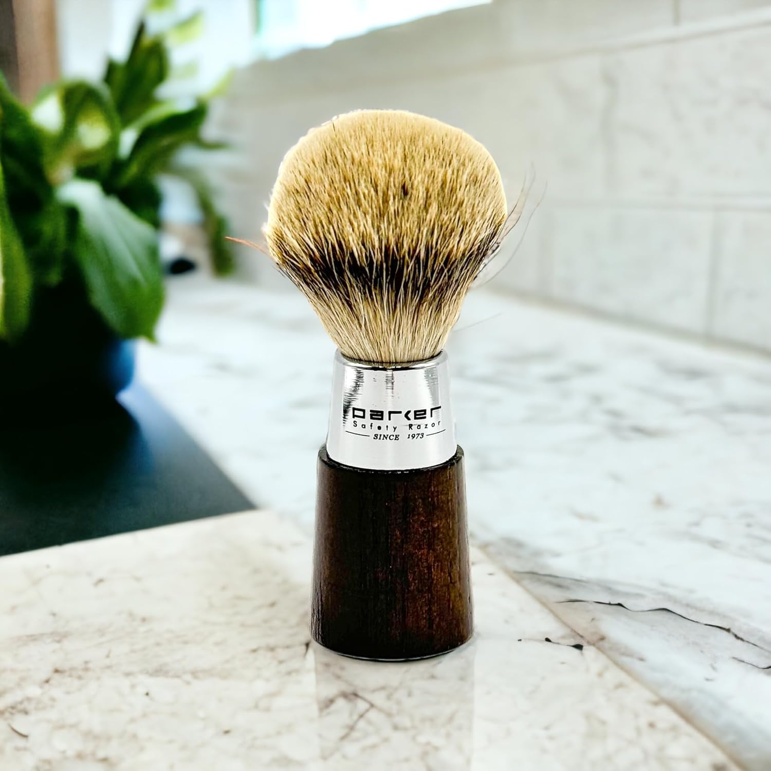 Parker – Brocha de afeitar hecha a mano, 100% de 3 bandas con mango de tejón plateado de nogal y cromo, incluye soporte para cepillo