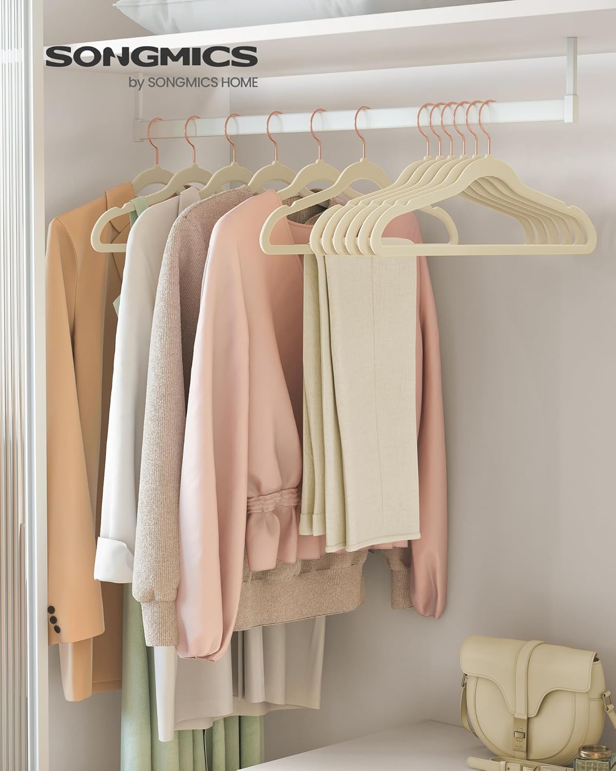 SONGMICS Paquete de 50 perchas de terciopelo antideslizantes con ganchos giratorios de color oro rosa, perchas delgadas que ahorran espacio, perchas