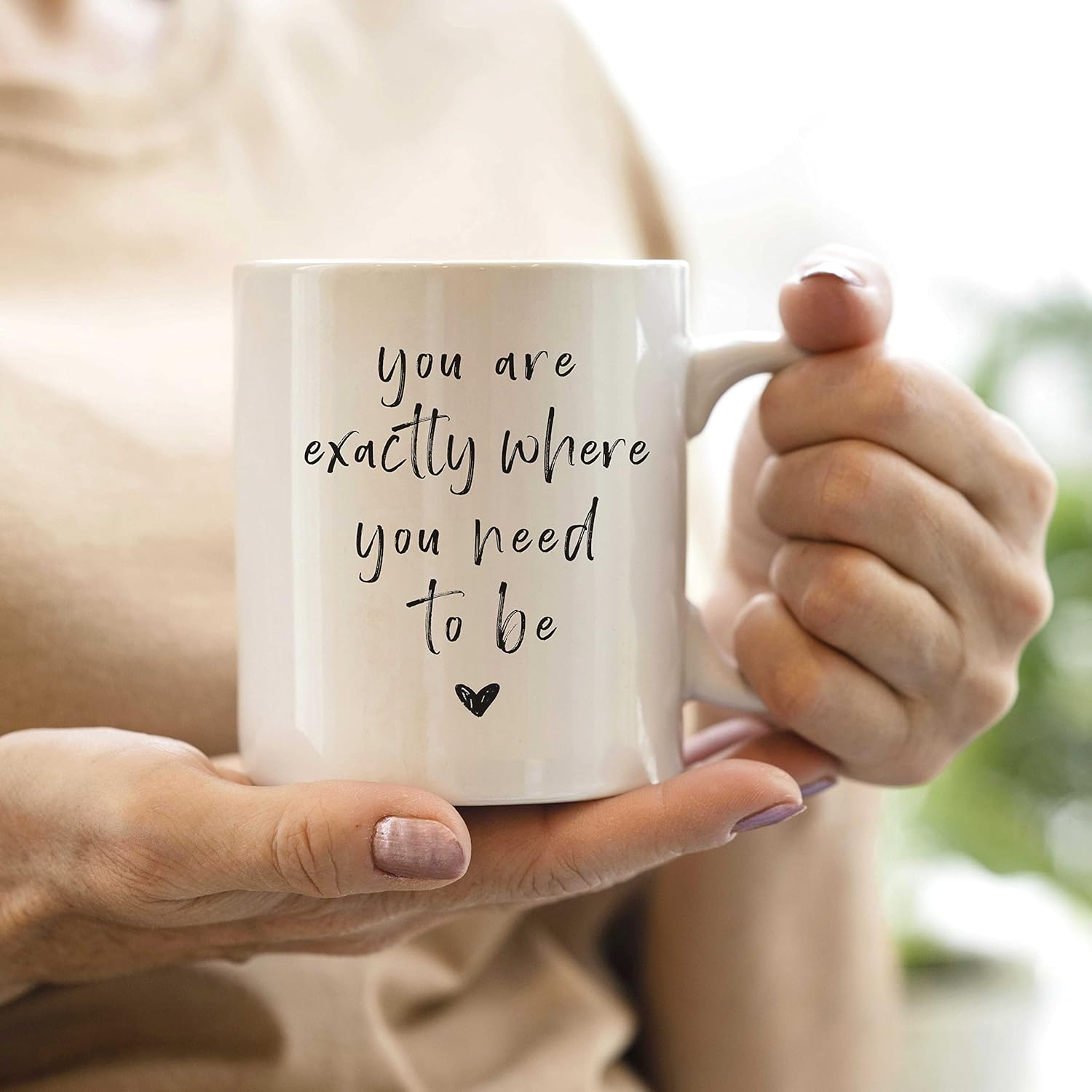 QASHWEY Taza de café con texto en inglés “You are Exactly Where You Need to Be”, regalos inspiradores de aliento para mujeres, adolescentes y niñas,