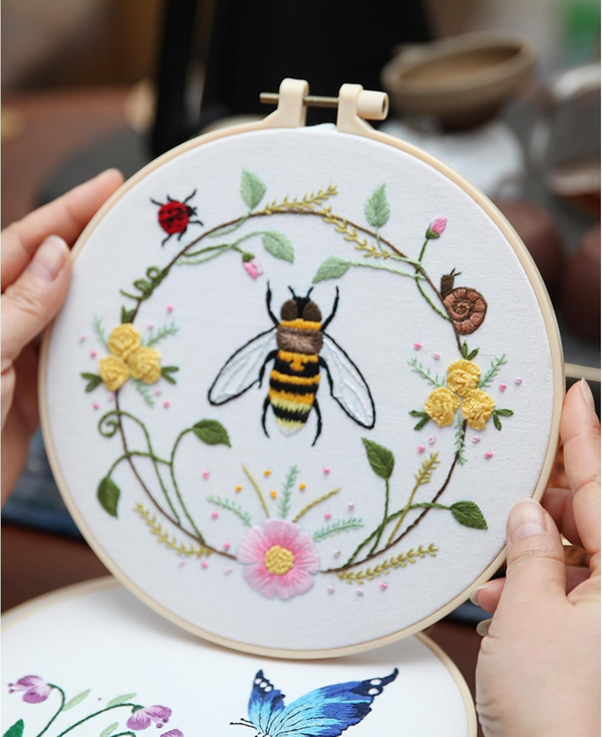 Maydear Paquete de 3 kits de bordado de abeja y mariposa para adultos principiantes con patrón, kits de punto de cruz estampado con aro de bordado e