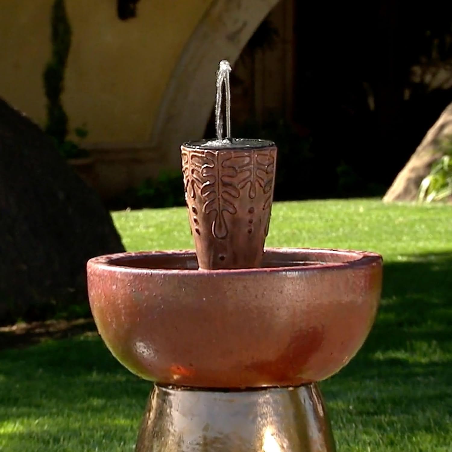 Bernini Trapani – Fuente de agua inalámbrica de 8 boquillas, fuente de agua a pilas con doble estilo para jardín, patio, porche y hogar, fuente de