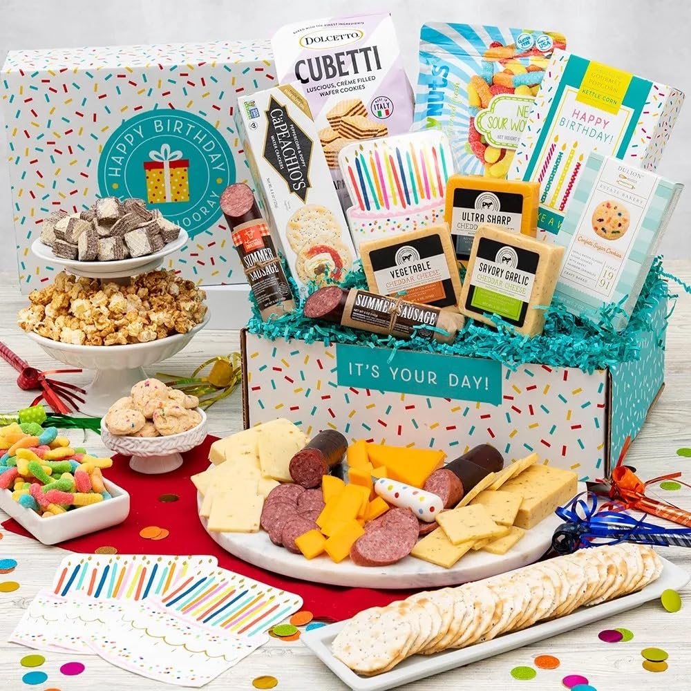 Paquete de cuidado de feliz cumpleaños de lujo, caja de regalo de comida de cumpleaños dulce y salada por GourmetGiftBaskets.com