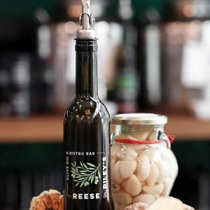 ACEITE DE OLIVA INFUSIDO DE JENGIBRE Y AJO NEGRO REESE & RILEY (2.0 fl oz) ACEITE DE OLIVA INFUSIDO DE JENGIBRE Y AJO NEGRO REESE & RILEY (2.0 fl oz)