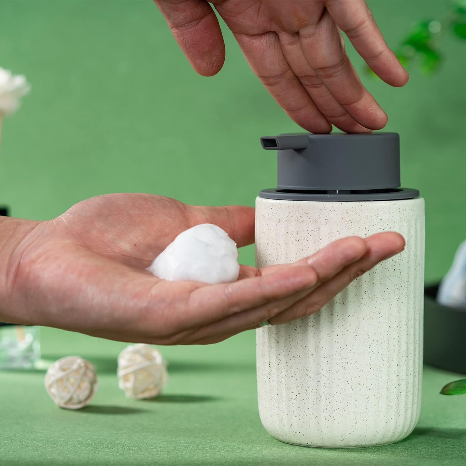 Dispensador de espuma de cerámica para manos, color beige, paquete de 2, botella dispensadora de espuma de burbujas onduladas, dispensador de espuma