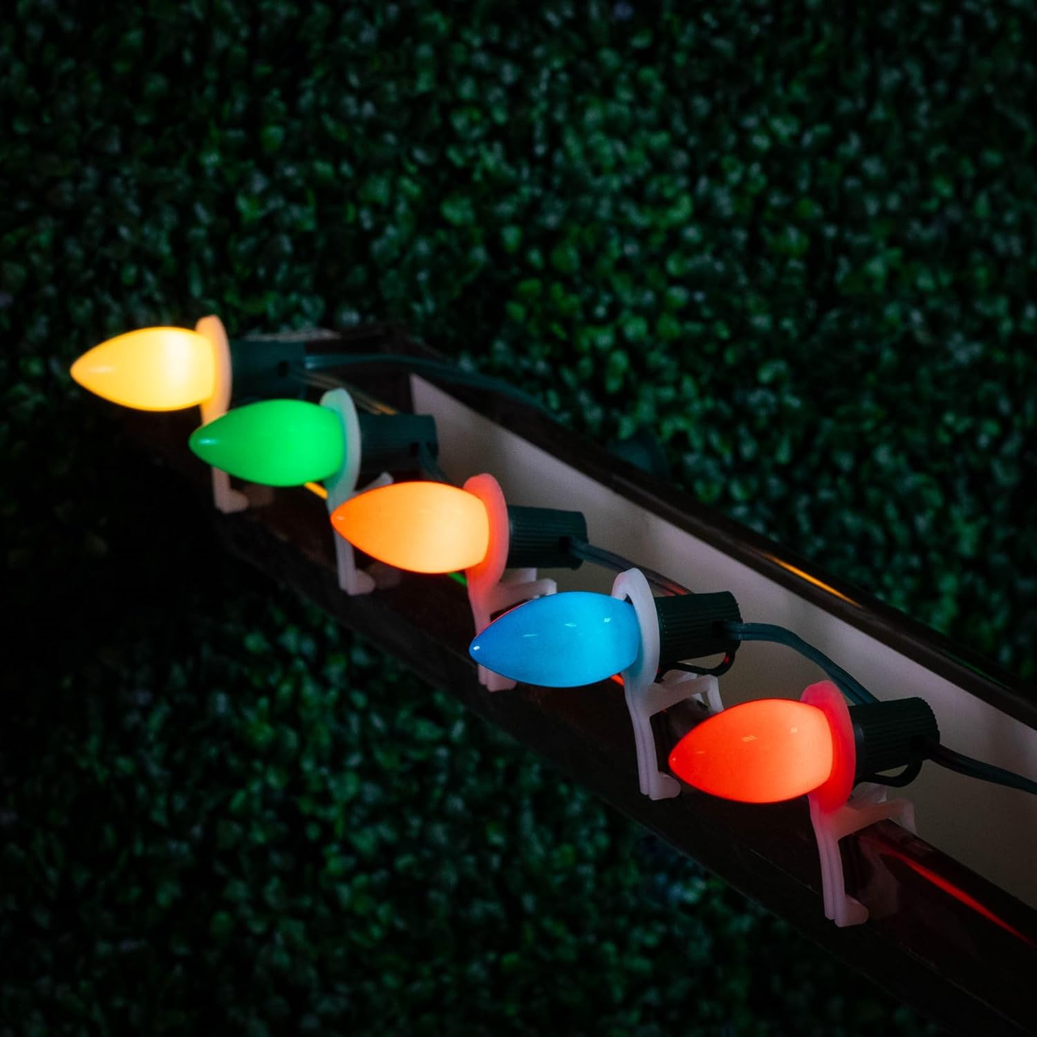 Novelty Lights Paquete de 25 bombillas de repuesto de cerámica C9 para exteriores, multicolor, base intermedia E17C9, 7 W