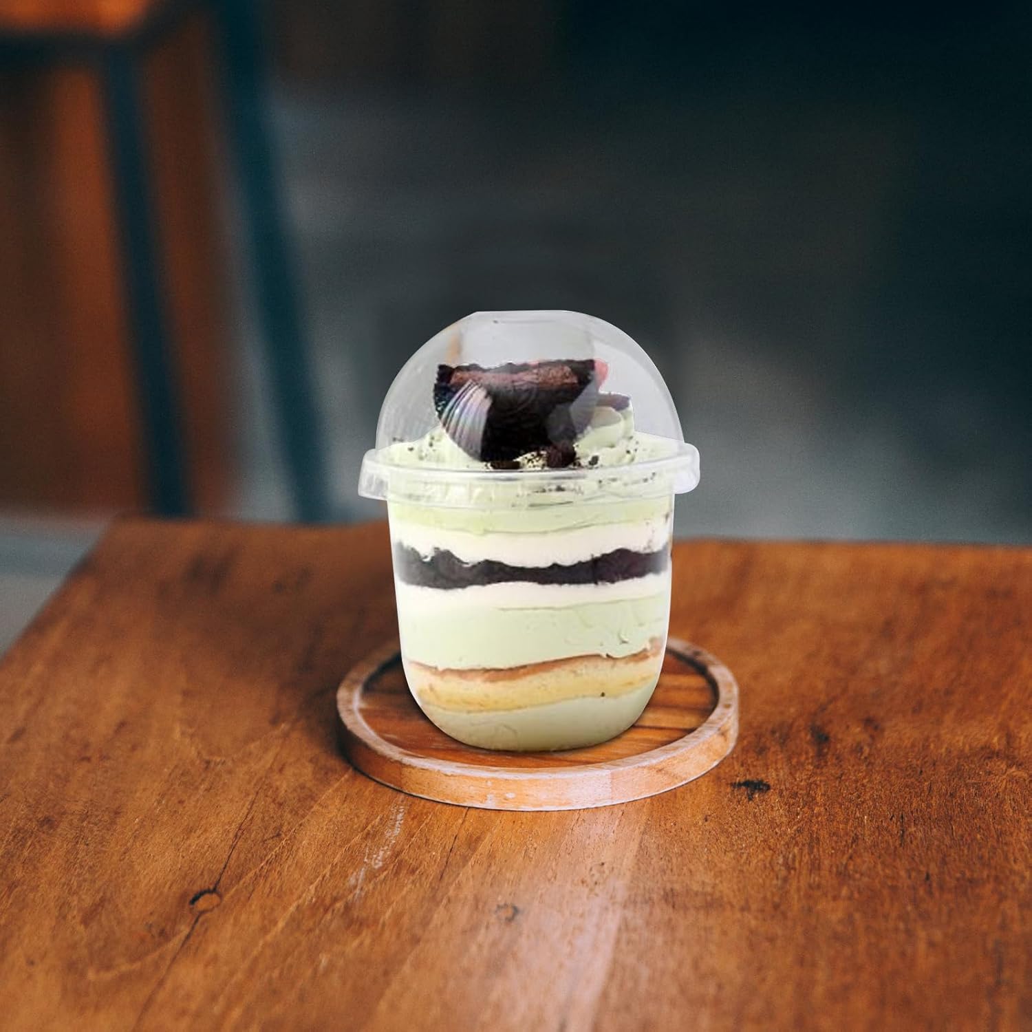Paquete de 100 vasos de plástico transparente de 12 onzas con tapas de cúpula y tenedores, vasos desechables de postre con tapas, recipientes