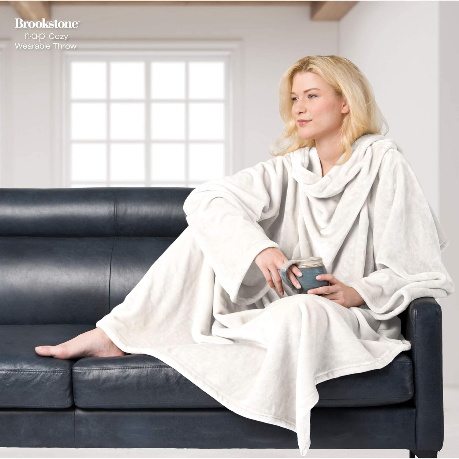 Brookstone Manta NAP – Manta reversible de poliéster ultrasuave con mangas para tus brazos, la mejor manta para calidez y movilidad, color marfil