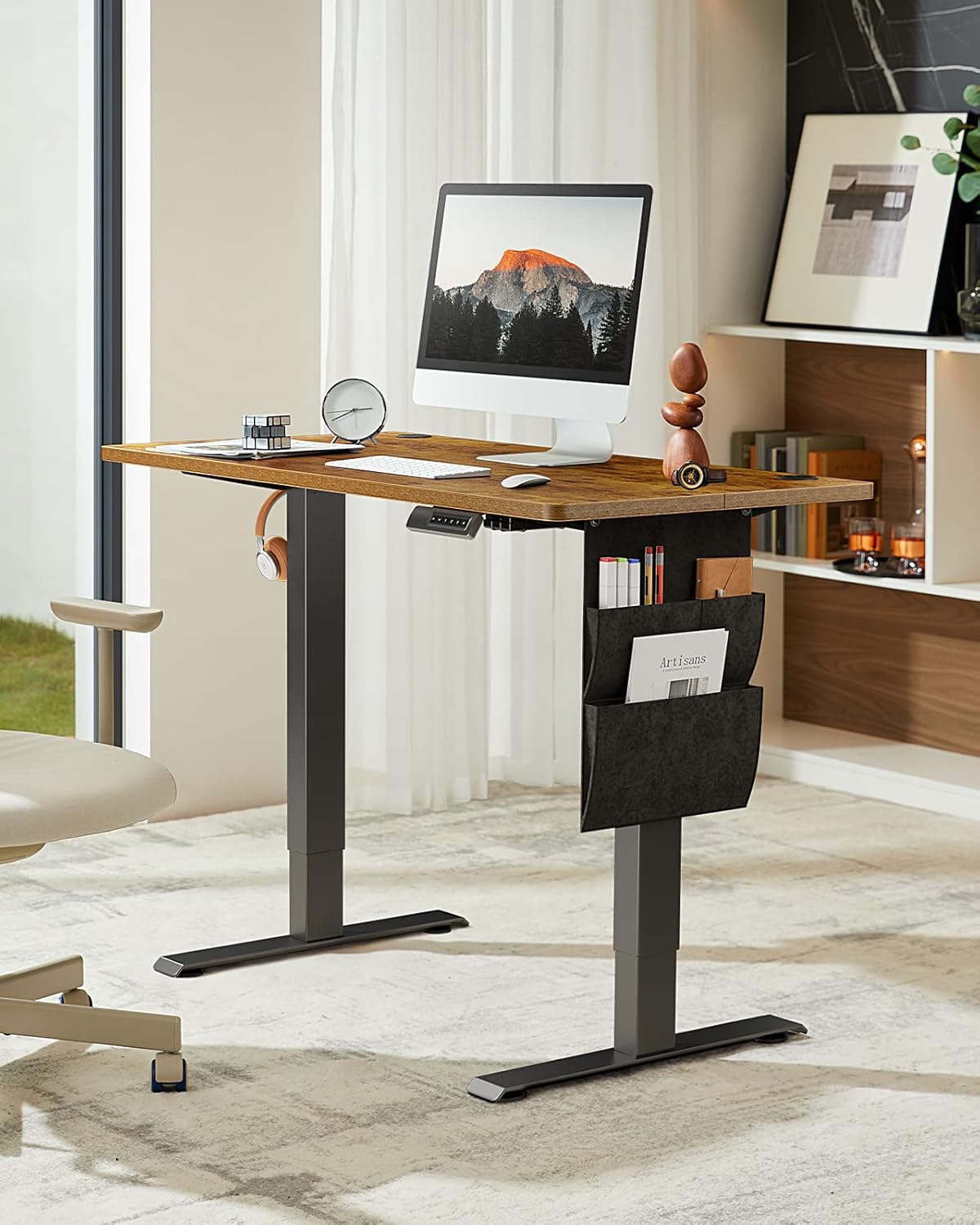 Marsail Escritorio de pie de altura ajustable, escritorio eléctrico de pie de 48 x 24 pulgadas, escritorio de pie con bolsa de almacenamiento,