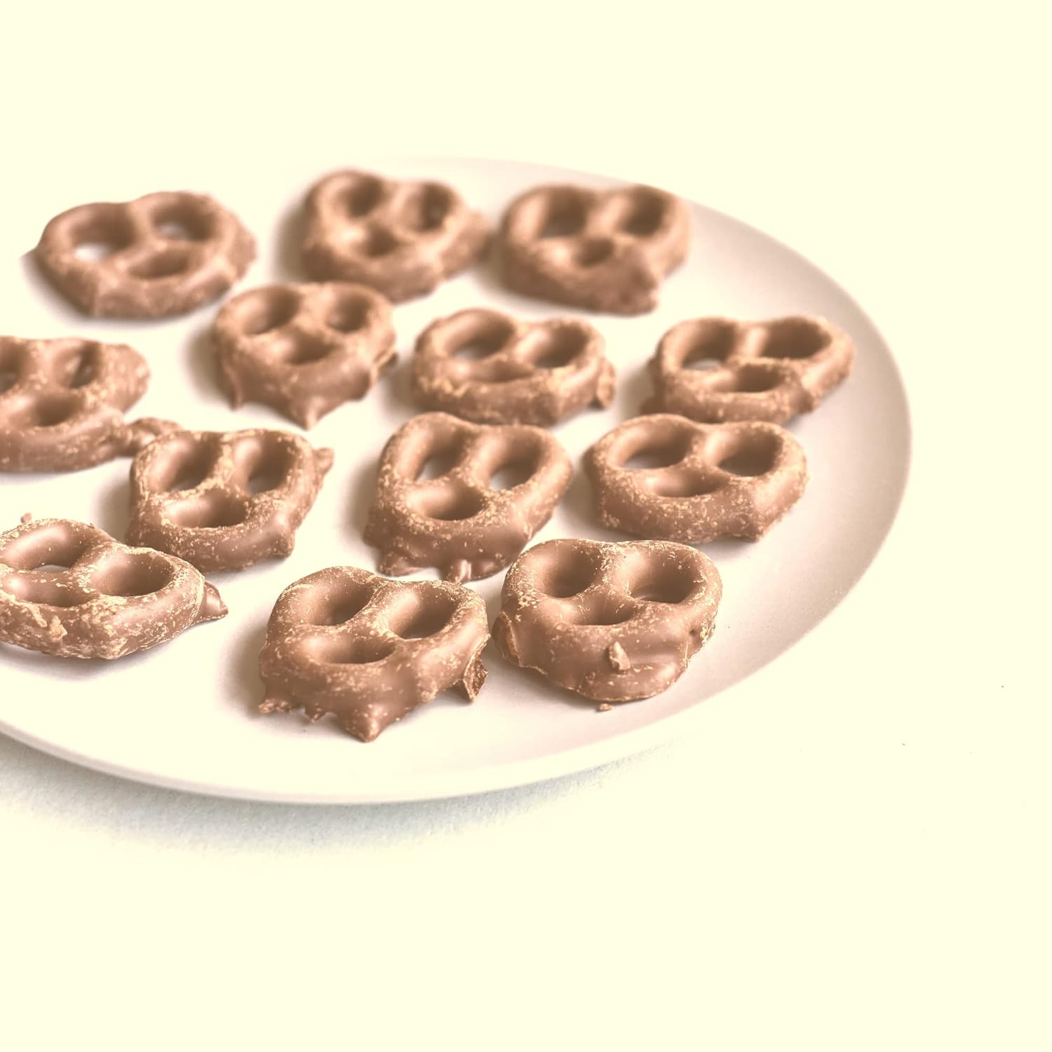 KIDU Pretzels cubiertos de chocolate con sabor a mantequilla de maní, pretzels de chocolate gourmet, ideales para cestas de regalo de chocolate de