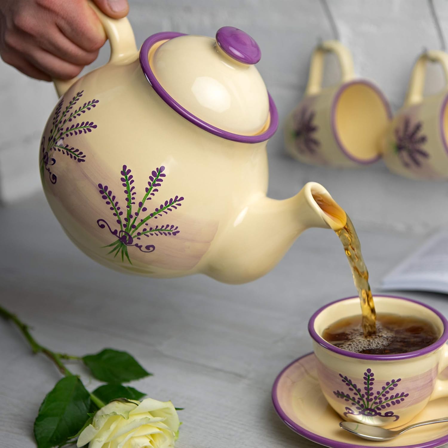Tetera de cerámica grande hecha a mano con diseño floral de lavanda, morado y crema, 4-6 tazas con asa y tapa, regalo único de inauguración de la