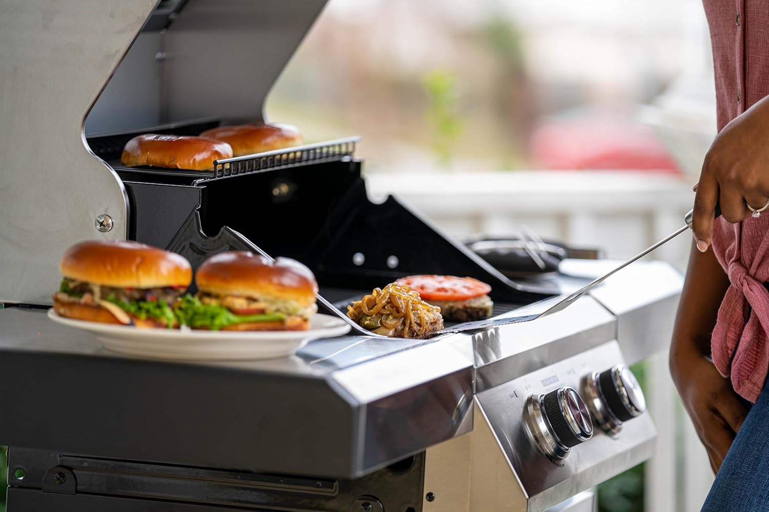 Monument Grills 14633 Parrilla de gas propano líquido de acero inoxidable de 2 quemadores con tapa de visión clara, controles LED con juego de