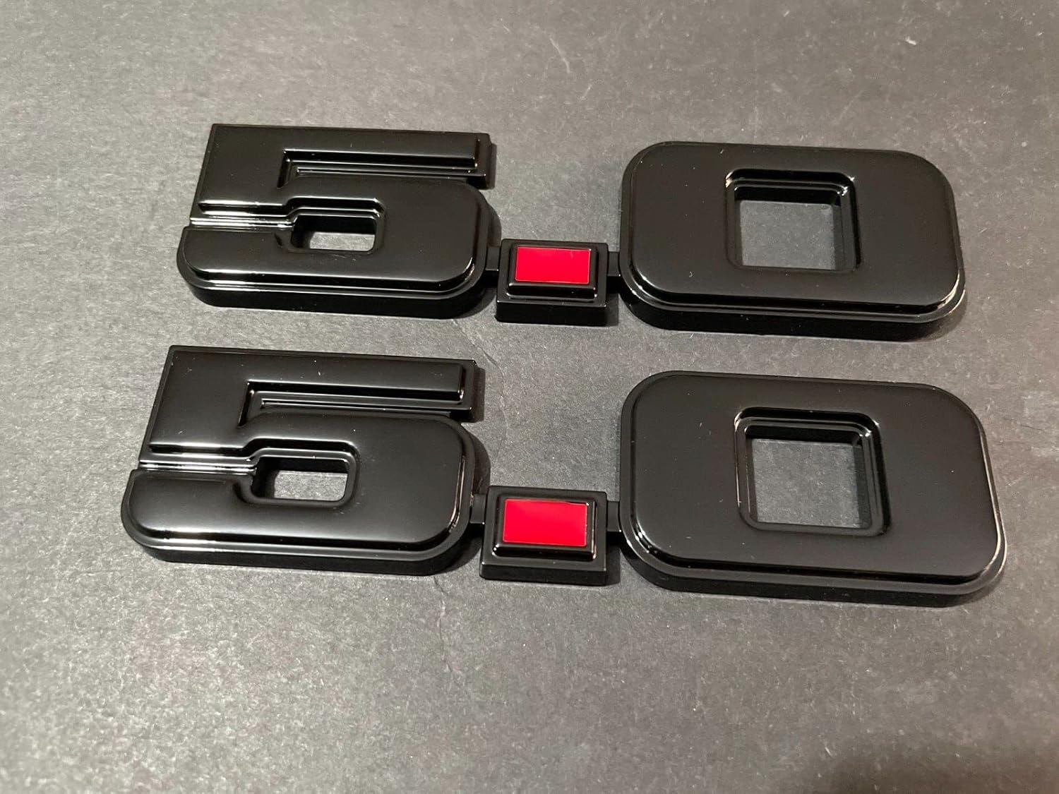 2 emblemas de logotipo de motor de 5.0 litros, insignias 3D, placa lateral de guardabarros, placa de identificación derecha e izquierda, calcomanía