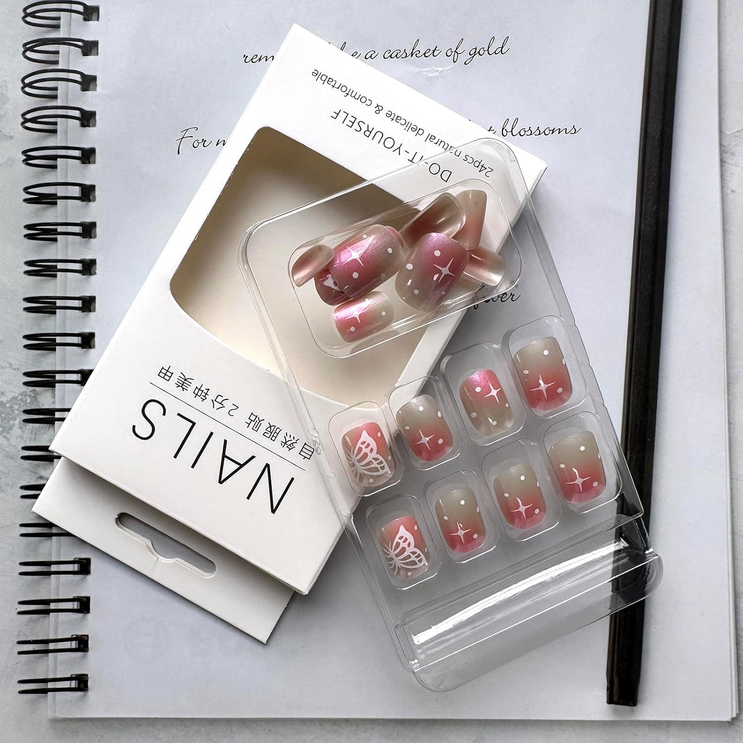 24 uñas postizas cuadradas a presión, uñas postizas cortas con diseño de estrellas y mariposas blancas aurora, diseño de puntos, uñas postizas de