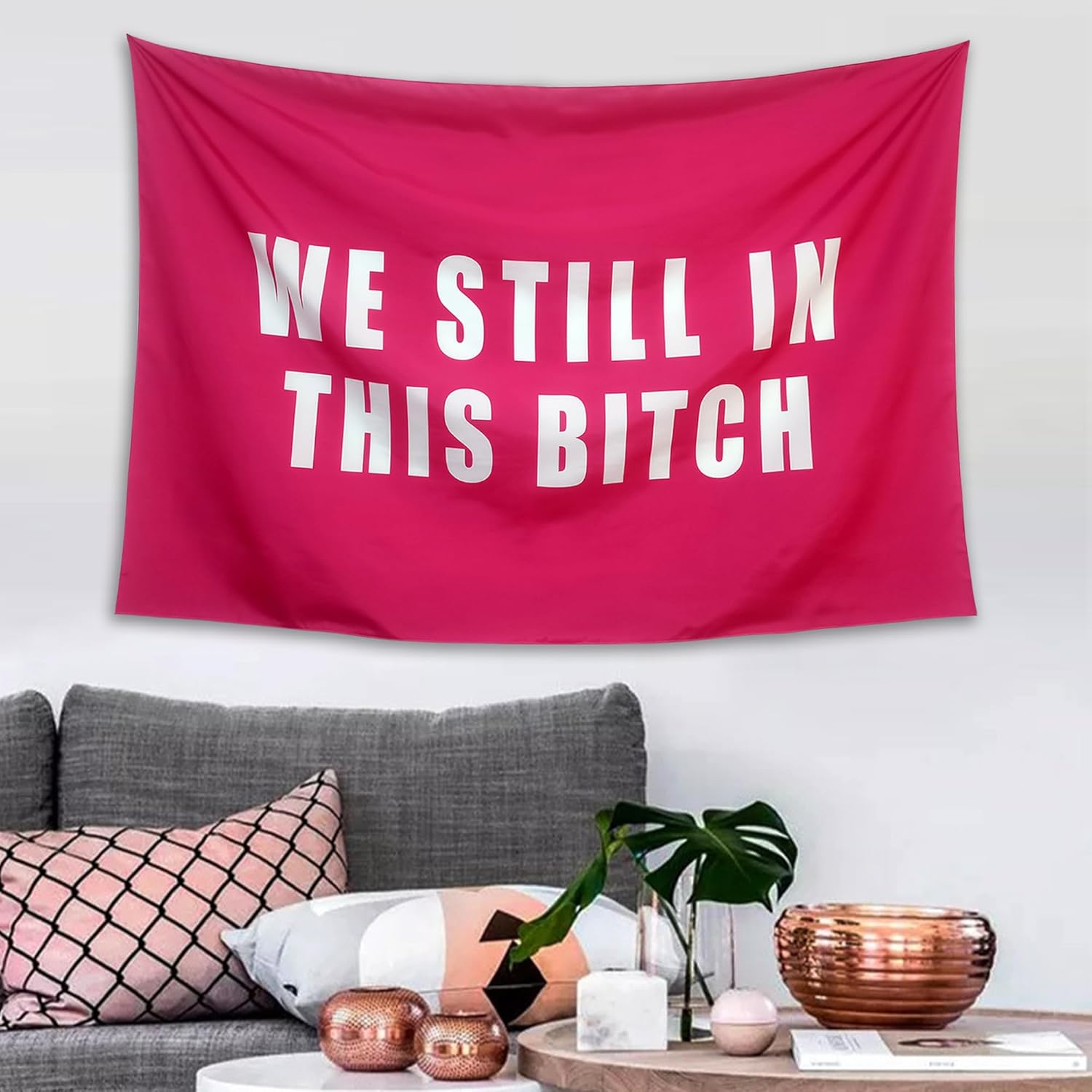 Woveruco Divertido tapiz rosa con Jared Hip Hop con texto en inglés “We Still in This B*tch”, tapiz de pared para colgar en la pared, dormitorio,
