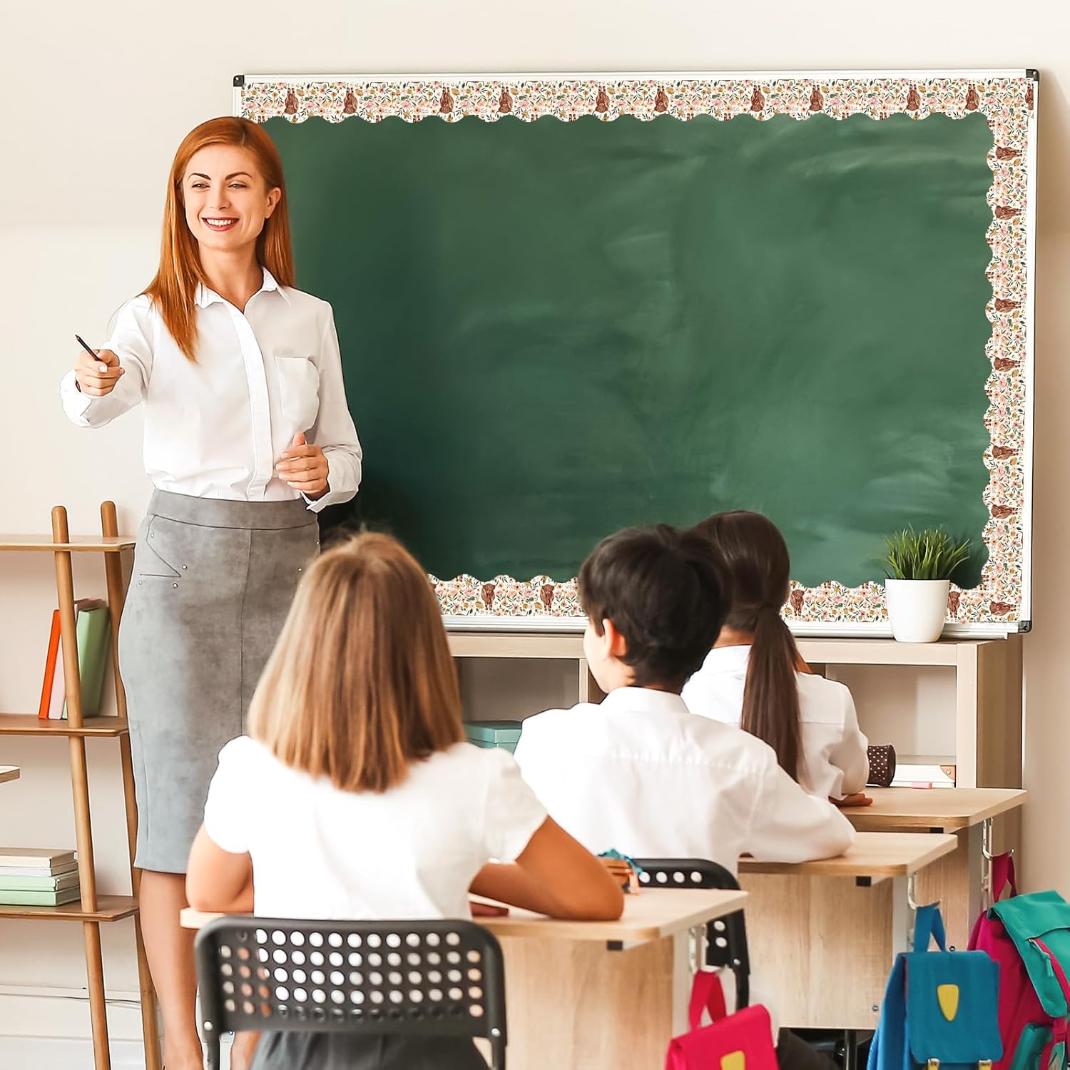 AnyDesign – Tablero de anuncios de vaca de las tierras altas de 65 pies con borde de acuarela y flores de vaca troquelada, rollo de borde troquelado