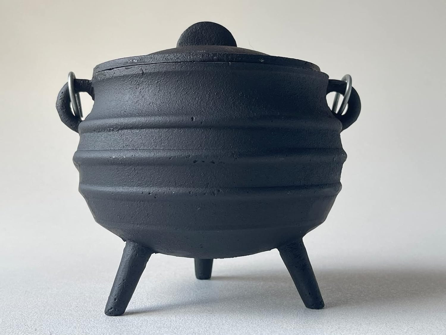 Caldero acanalado de hierro fundido con tapa y asa, estilo acanalado de 5.25 pulgadas de diámetro, perfecto para manchas, quemar incienso, ritual,