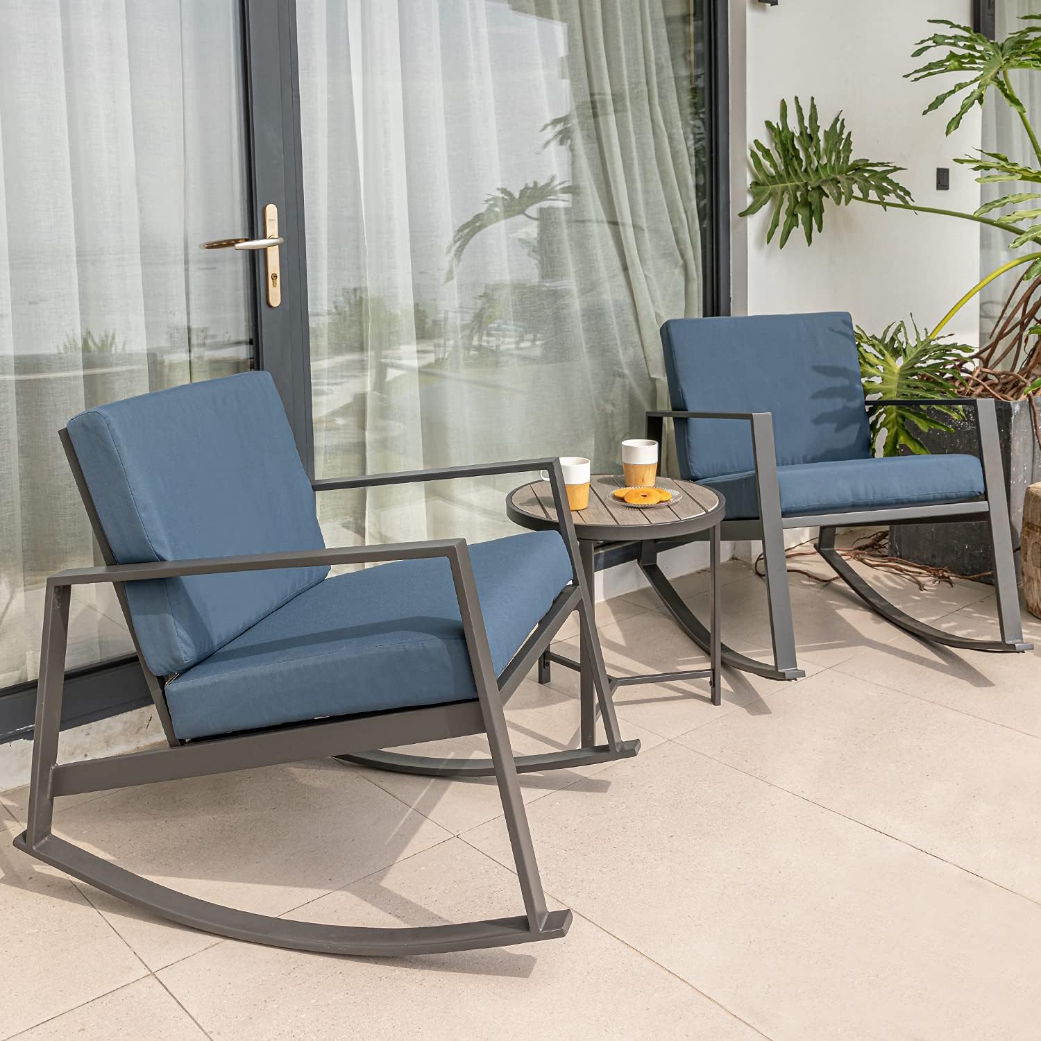 COSIEST Juego de muebles de patio de 3 piezas, juego de mecedoras de acero negro con cojines gruesos azules, mesa auxiliar con parte superior de