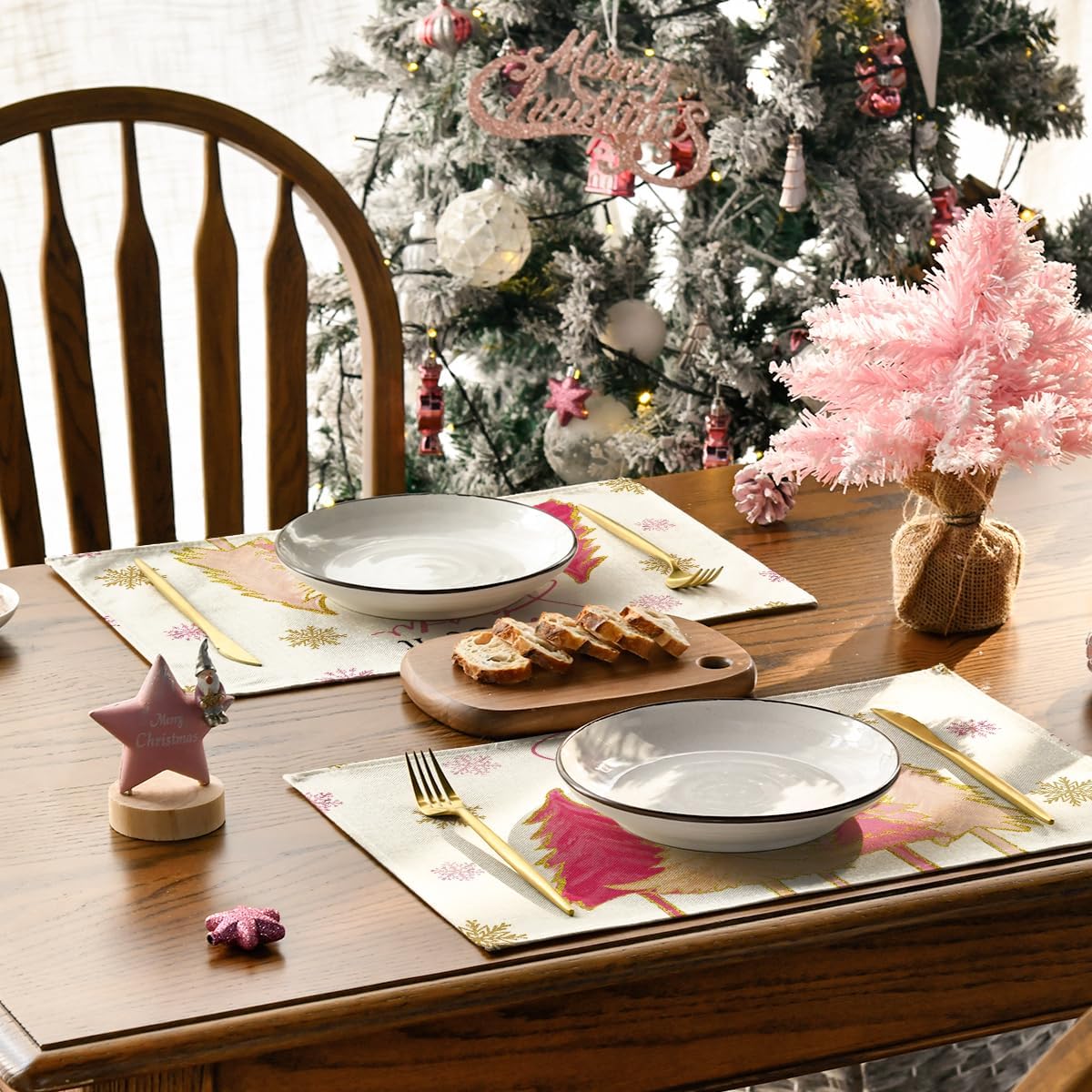 Artoid Mode Juego de 4 manteles individuales de invierno con diseño de árbol de Navidad, diseño de copo de nieve rosa de 12 x 18 pulgadas para