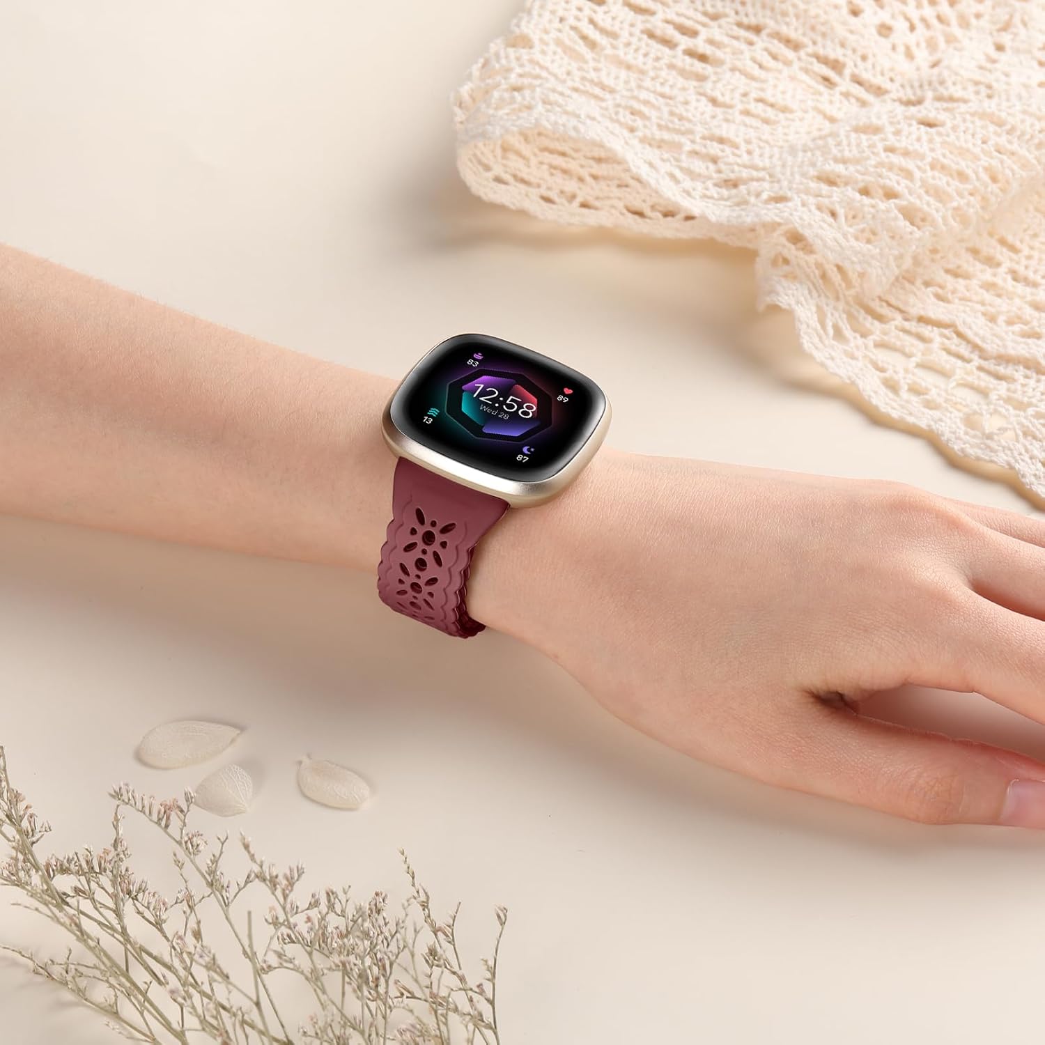 Dirrelo Paquete de 4 correas de silicona de encaje compatibles con Fitbit SenseFitbit Versa 3 bandas mujeresFitbit Versa 4 bandasSense 2 bandas,