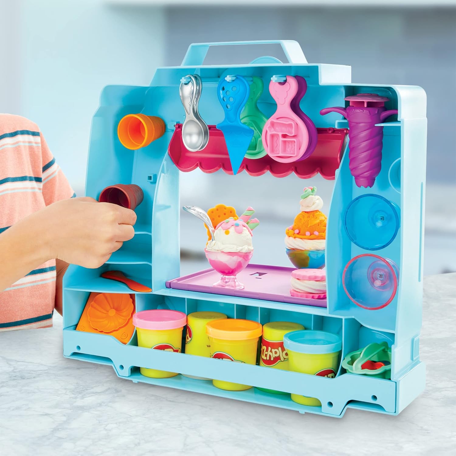 Play-Doh Kitchen Creations – Juego de camión de helado para niños, 20 accesorios de cocina, 5 colores, juguetes preescolares para niñas y niños de 3