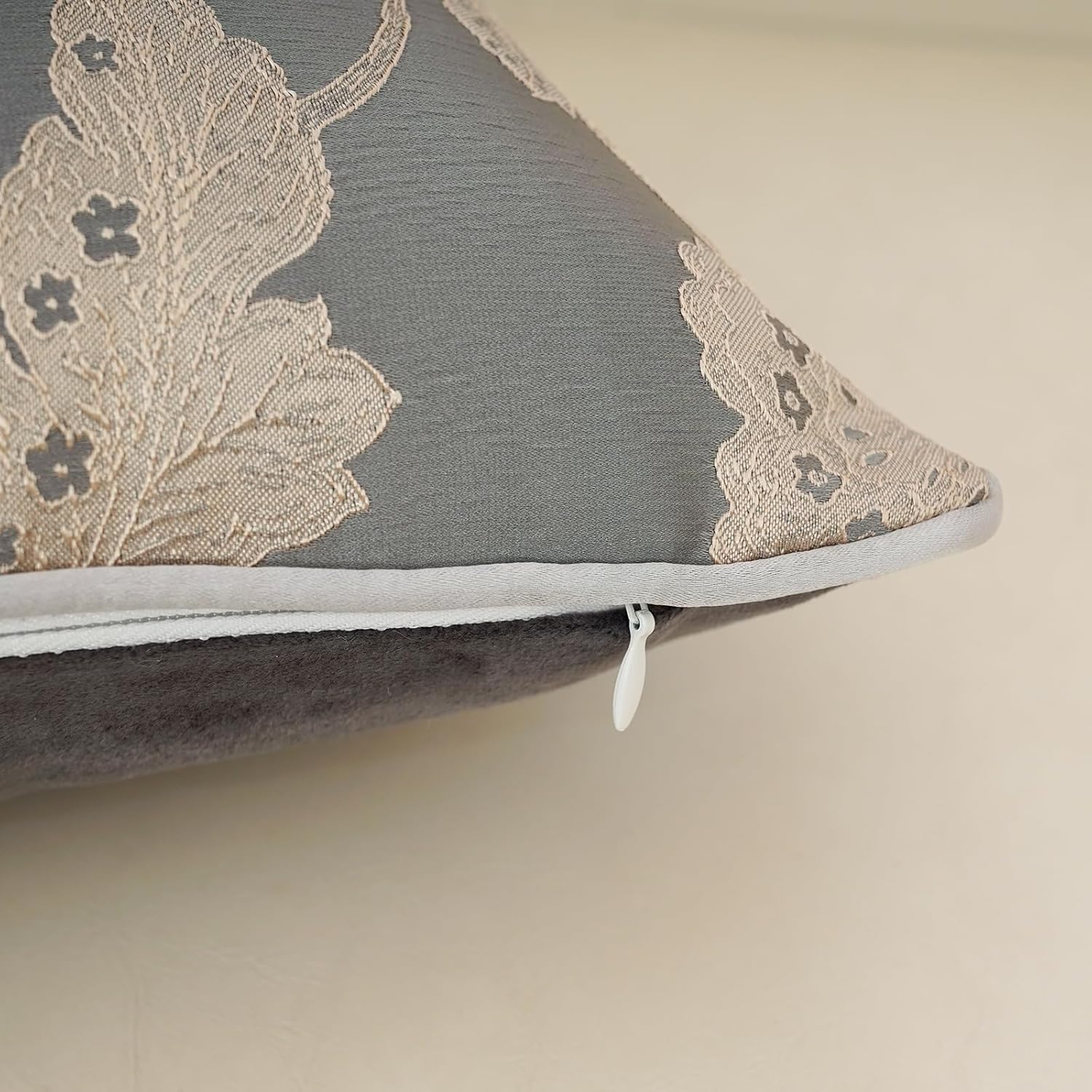 Yamminess Funda de almohada gris vintage con diseño de flores rústicas, funda de cojín jacquard con textura de satén para sofá, dormitorio, sala de