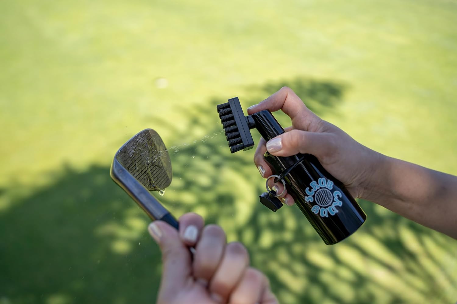 Scrub Caddy – Limpiador de herramientas de cepillo para palos de golf con accesorio magnético – Cerdas de nailon – Capacidad para 5 onzas de agua –