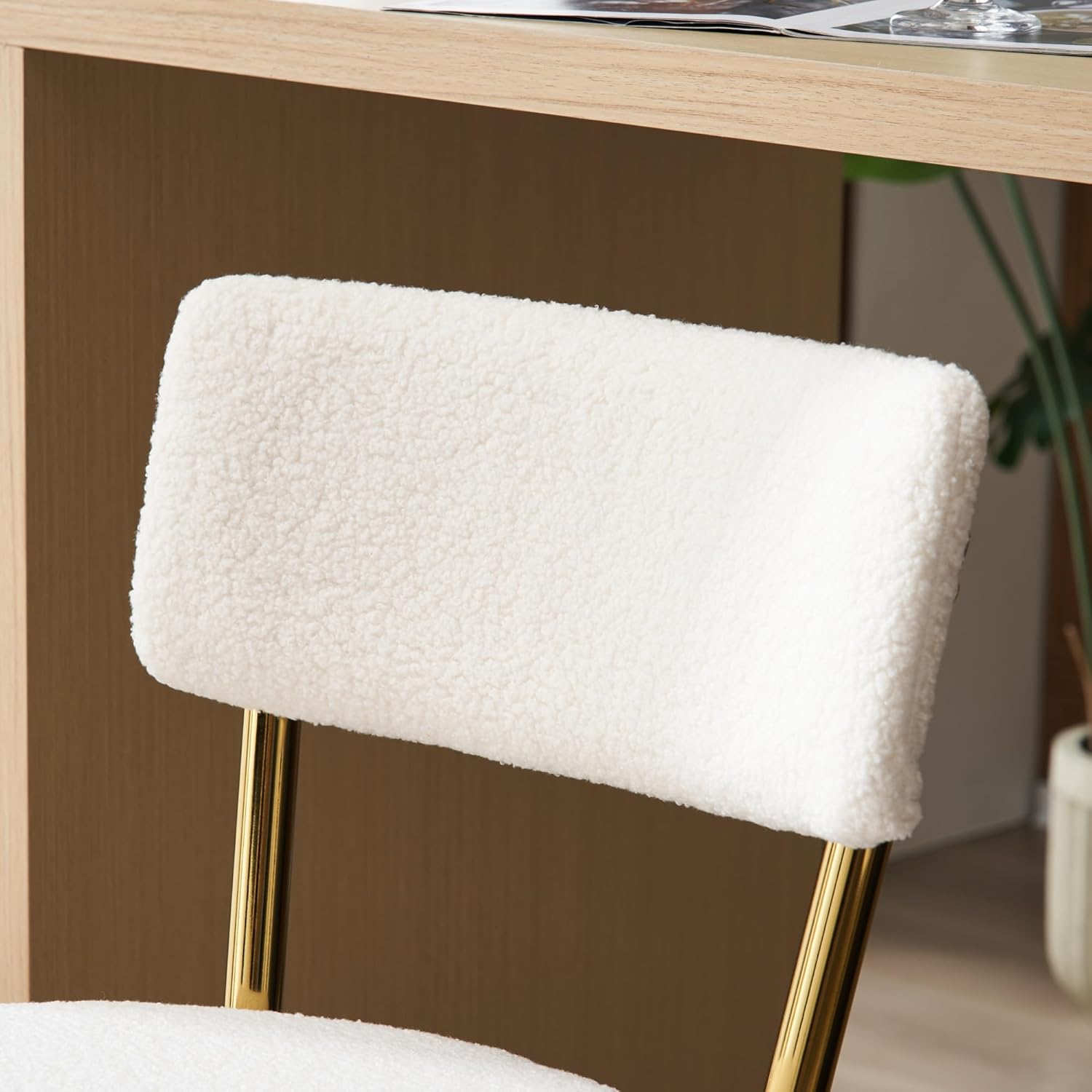Polibi Juego de 2 sillas de bar tapizadas de tela de peluche beige moderna con patas de metal dorado y reposapiés, 2 piezas de taburete alto con