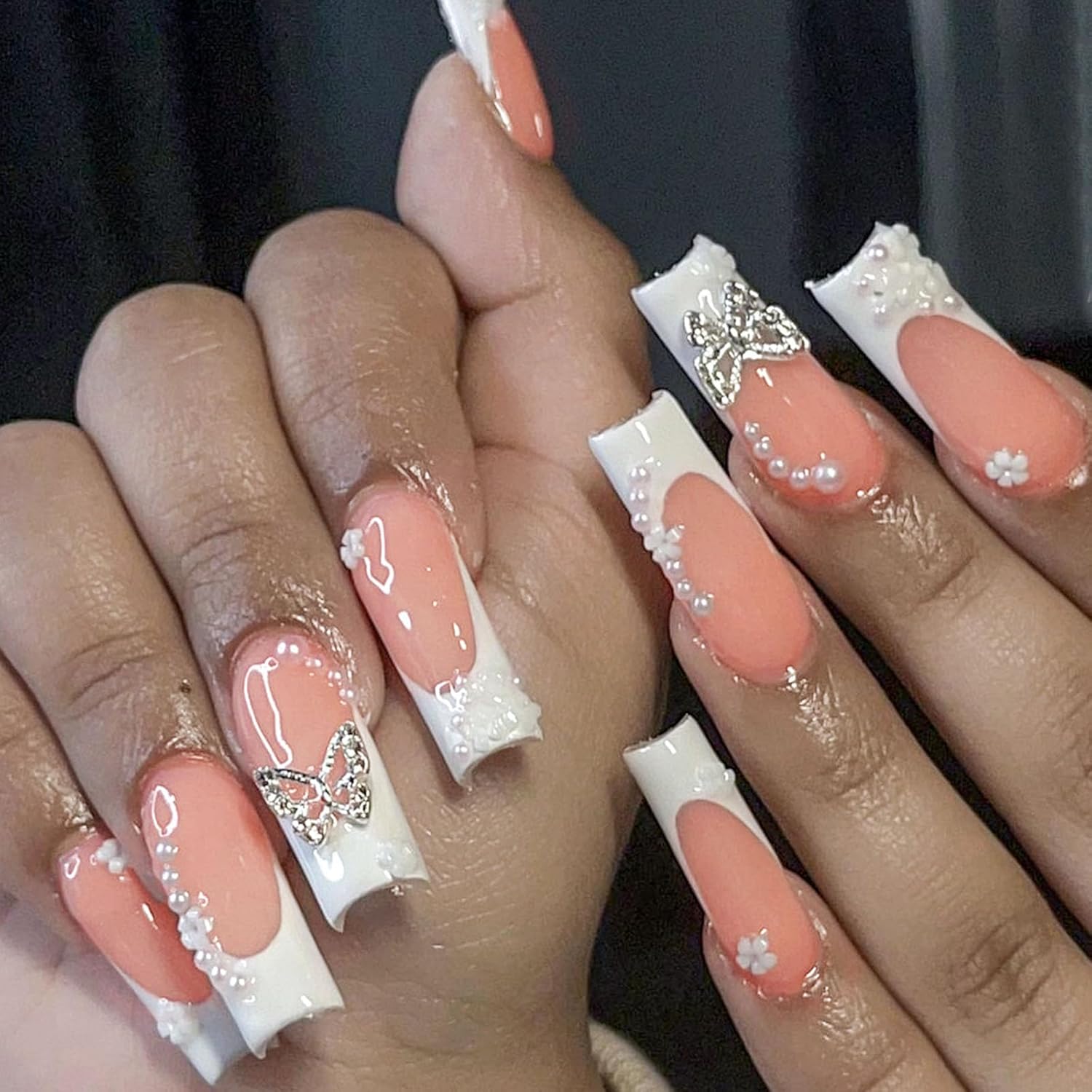 Uñas postizas a presión con punta francesa blanca y cuadradas, diseño de encantos de mariposa prearls, color rosa, uñas postizas extra largas, 24