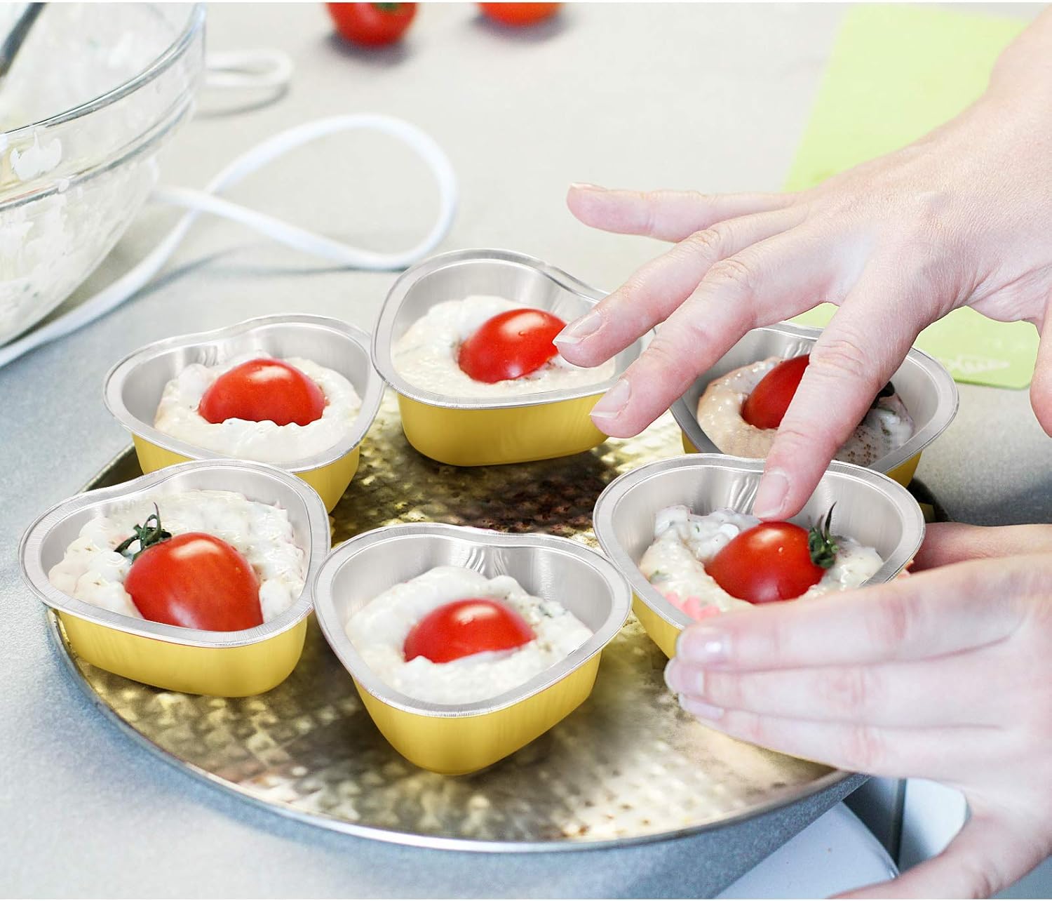 Mini molde de aluminio para pasteles con tapas transparentes de 1.9 fl oz1.86 onzas líquidas, tazas de papel de aluminio en forma de corazón, tazas