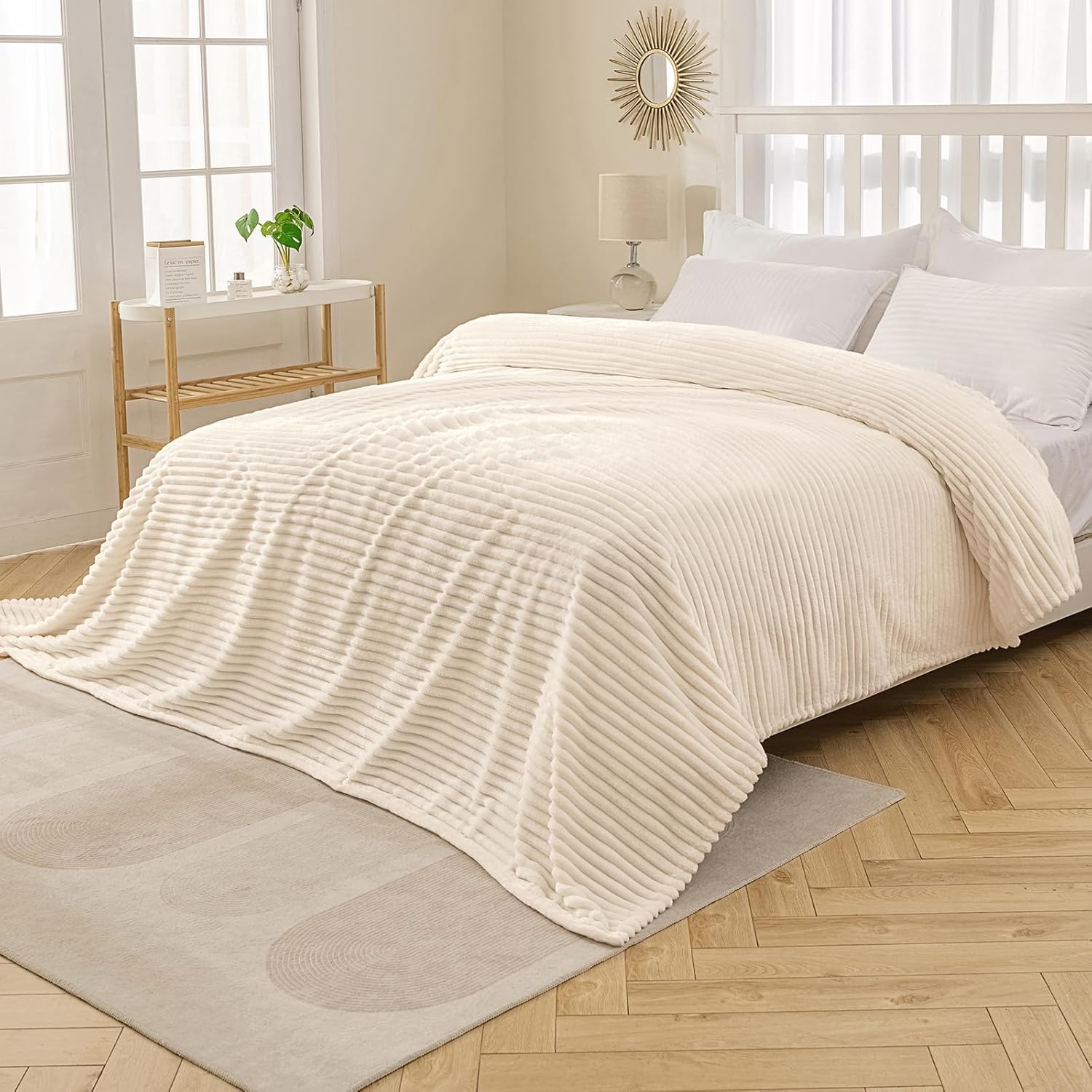 MIULEE Manta de forro polar tamaño Queen de 90 x 90 pulgadas, 300 GSM, súper suave, ligera, manta de felpa a rayas, color blanco crema, cálida,