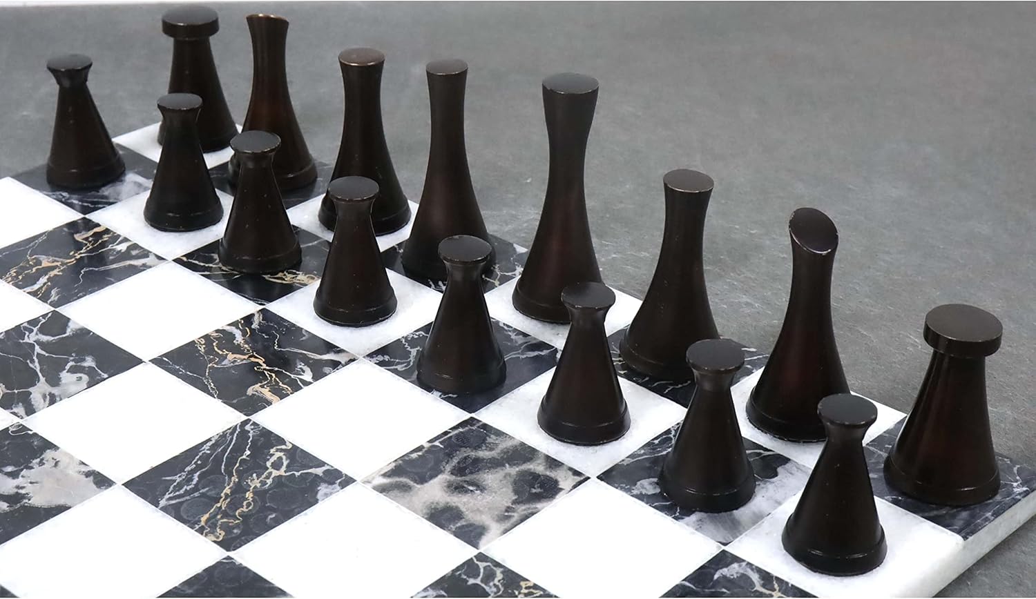 Royal Chess Mall – Juego de piezas de ajedrez de lujo de metal de latón de la serie Tower de 3.1″ – Plata y antiguo