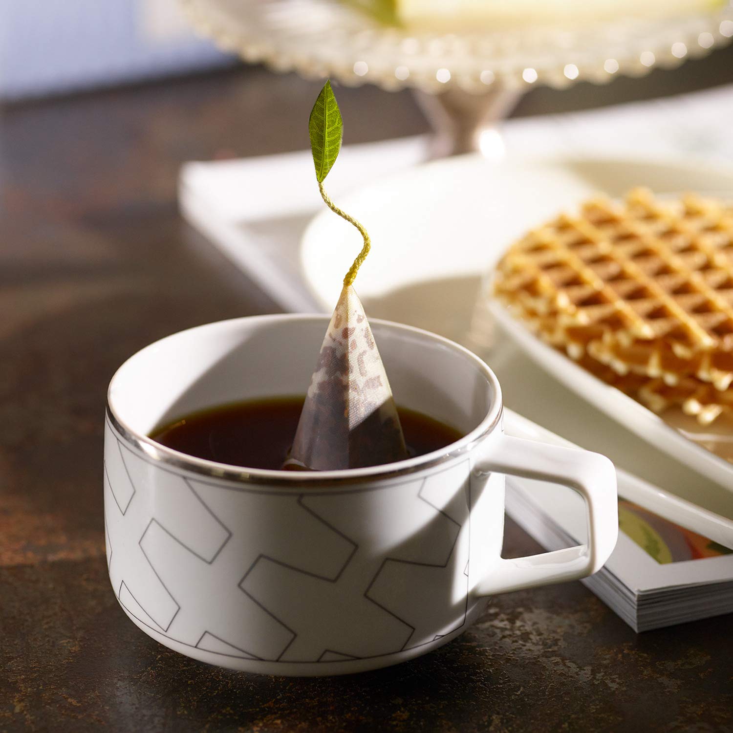 Tea Forte Surtido de té negro, caja de presentación pequeña, juego de muestrario de té con 10 infusores de té en forma de pirámide hechos a mano