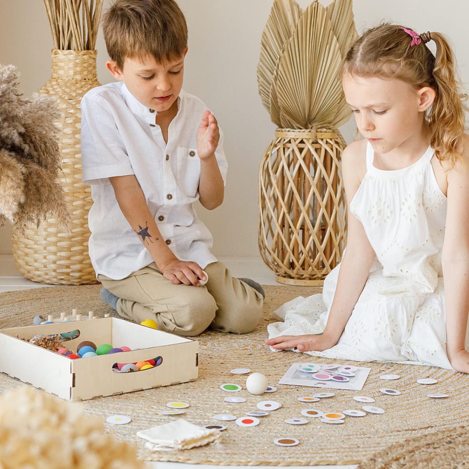 Ulanik Bolas a bordo Montessori Juguetes para niños de 3 años + Juego clasificador de clavijas de madera para aprender clasificación de colores y