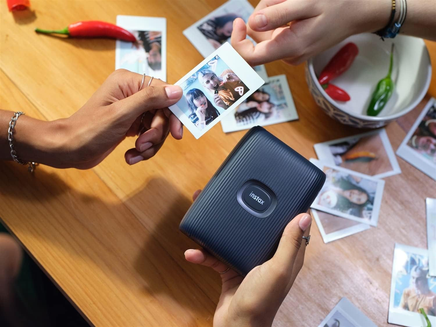 Fujifilm Instax Mini Link 2 – Impresora para smartphone, color azul espacial Instax Mini Twin Pack de película instantánea y 20 marcos de calcomanías