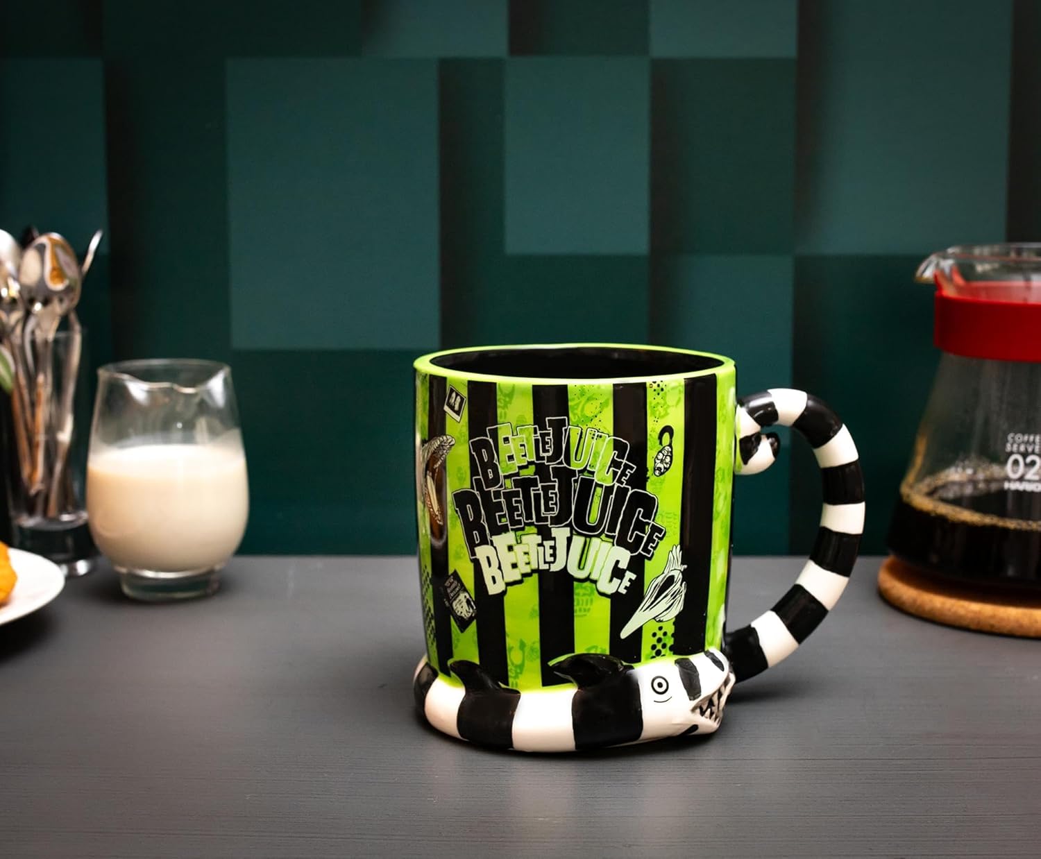 Silver Buffalo Beetlejuice – Taza de cerámica esculpida en 3D con diseño de rayas y nombres en caja, 24 onzas