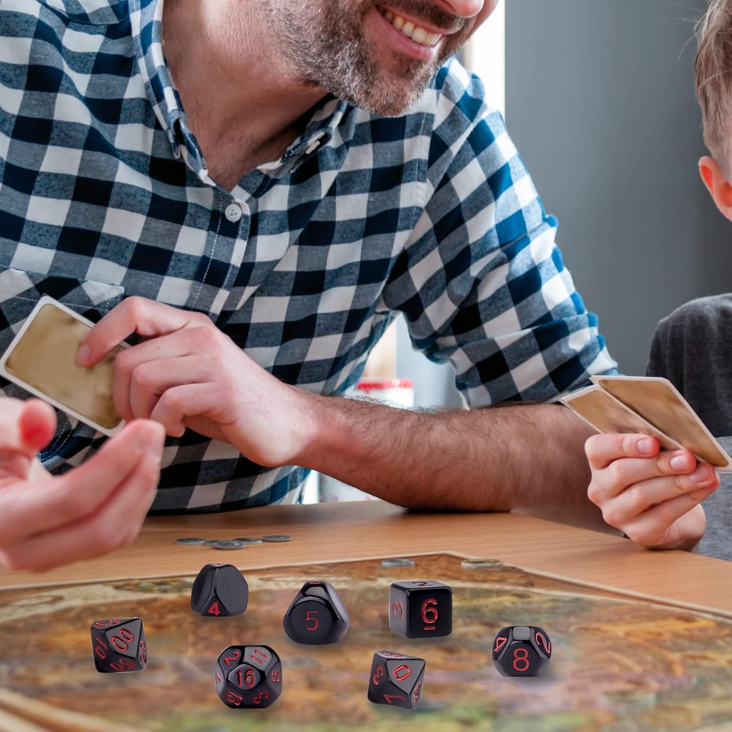 AUSTOR Juego completo de dados poliédricos D3-D100 de 15 piezas con una bolsa de almacenamiento de cuero con cordón para juegos de mesa (negro y