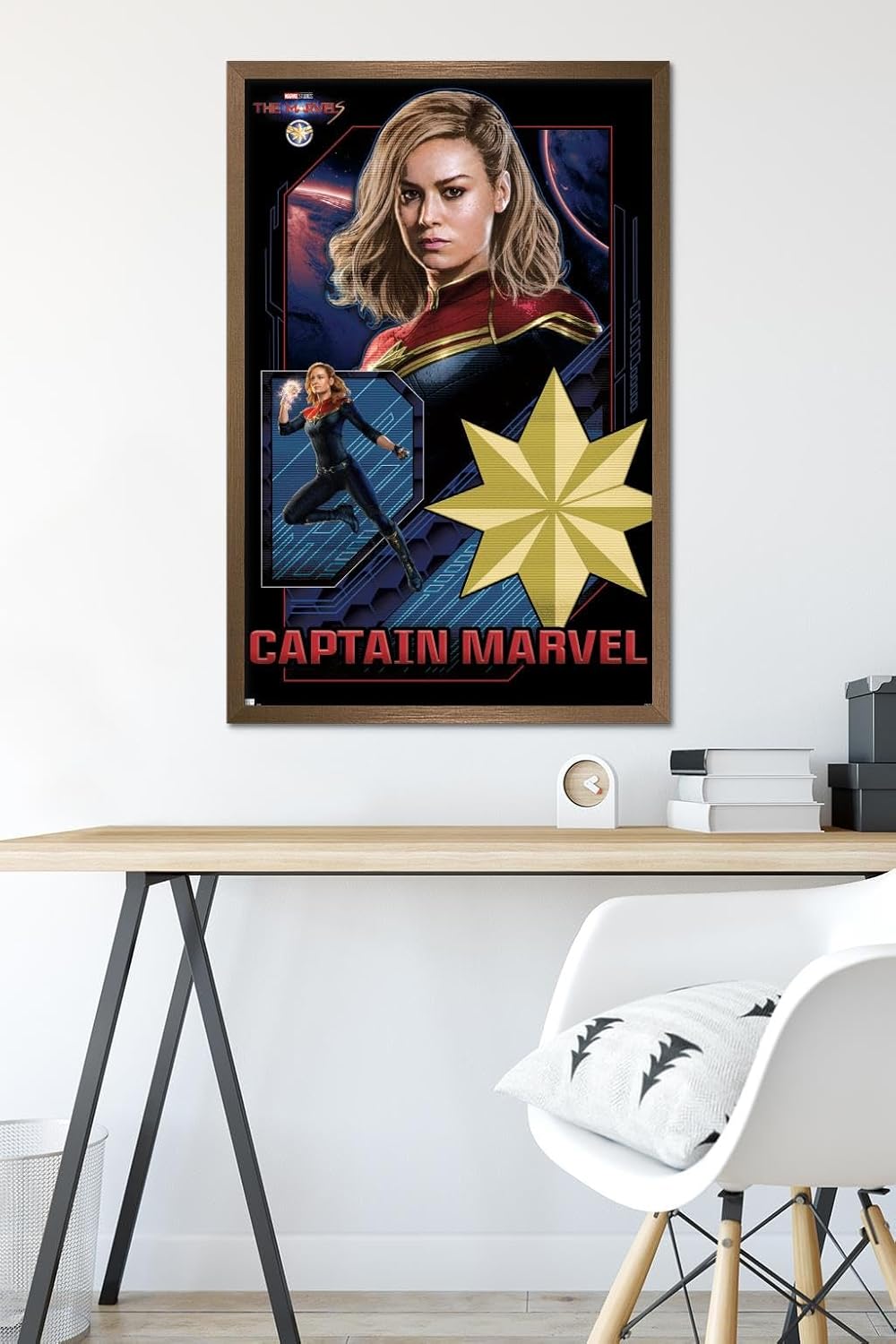 Trends International Marvel The Marvels – Póster de pared del Capitán Marvel, 22.37 x 34.00 pulgadas, versión enmarcada en bronce