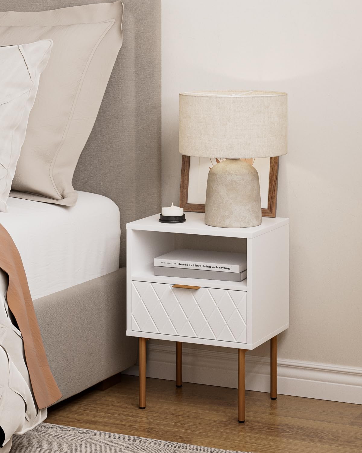 Masupu Mesita de noche, mesita de noche pequeña con cajón, mesita de noche blanca, muebles de noche, mesa auxiliar con marco dorado, cómoda con