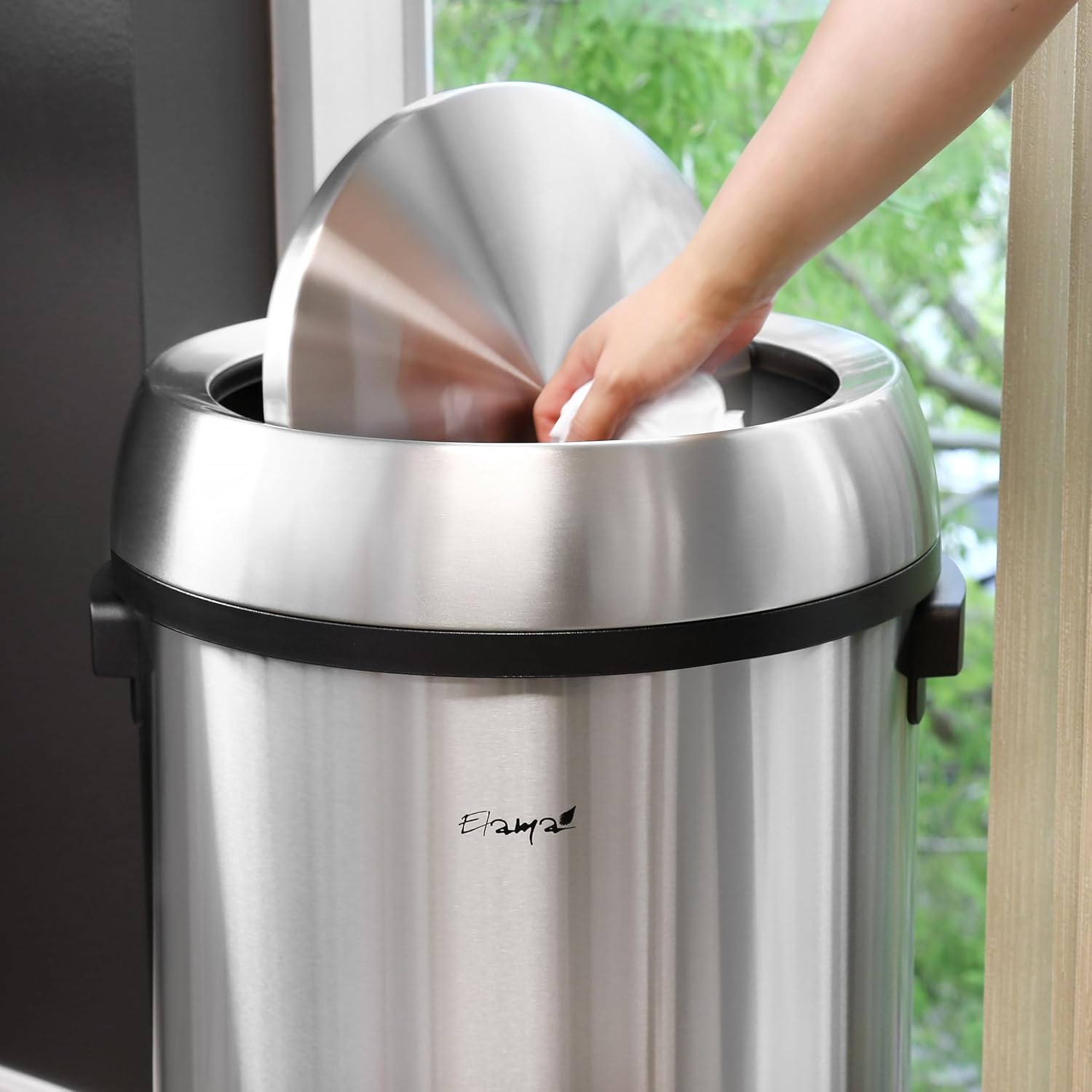 Elama Cubo de basura cilíndrico de acero inoxidable con tapa oscilante de 17 galones de 65 litros